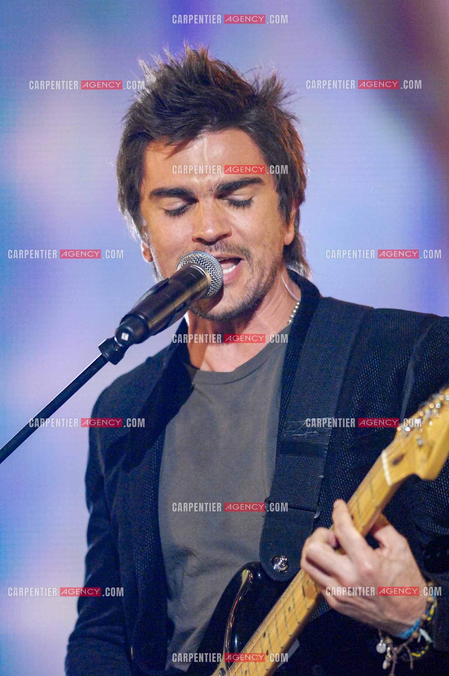 Le chanteur colombien Juanes invité de l'émission “HIT MACHINE“.  ( Exclusif )