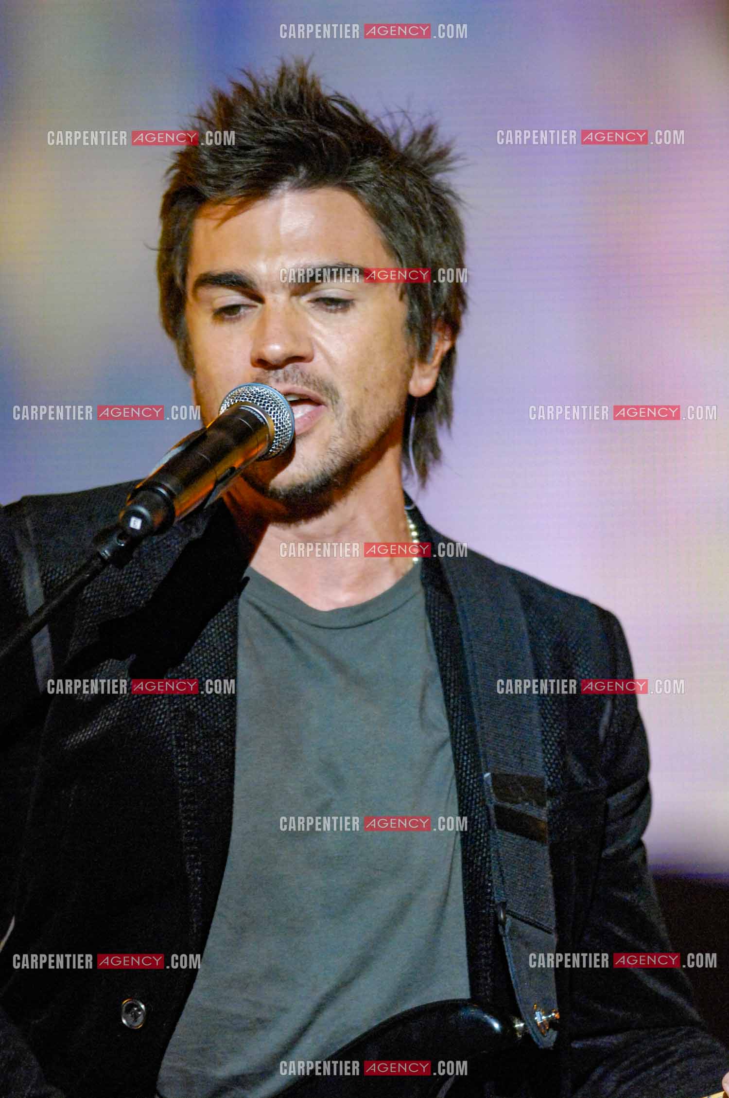 Le chanteur colombien Juanes invité de l'émission “HIT MACHINE“.  ( Exclusif )