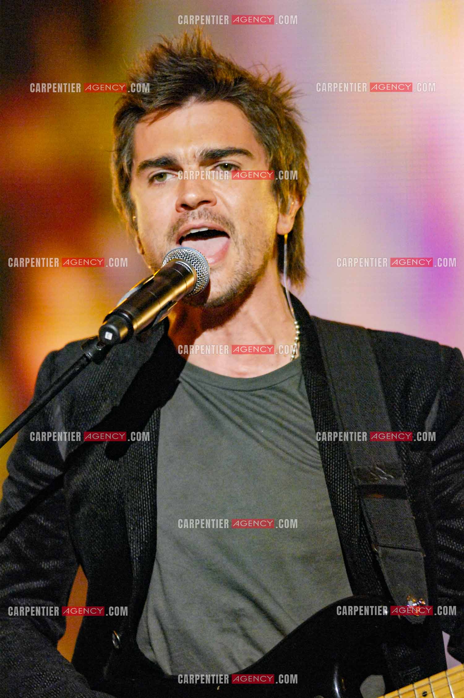 Le chanteur colombien Juanes invité de l'émission “HIT MACHINE“.  ( Exclusif )
