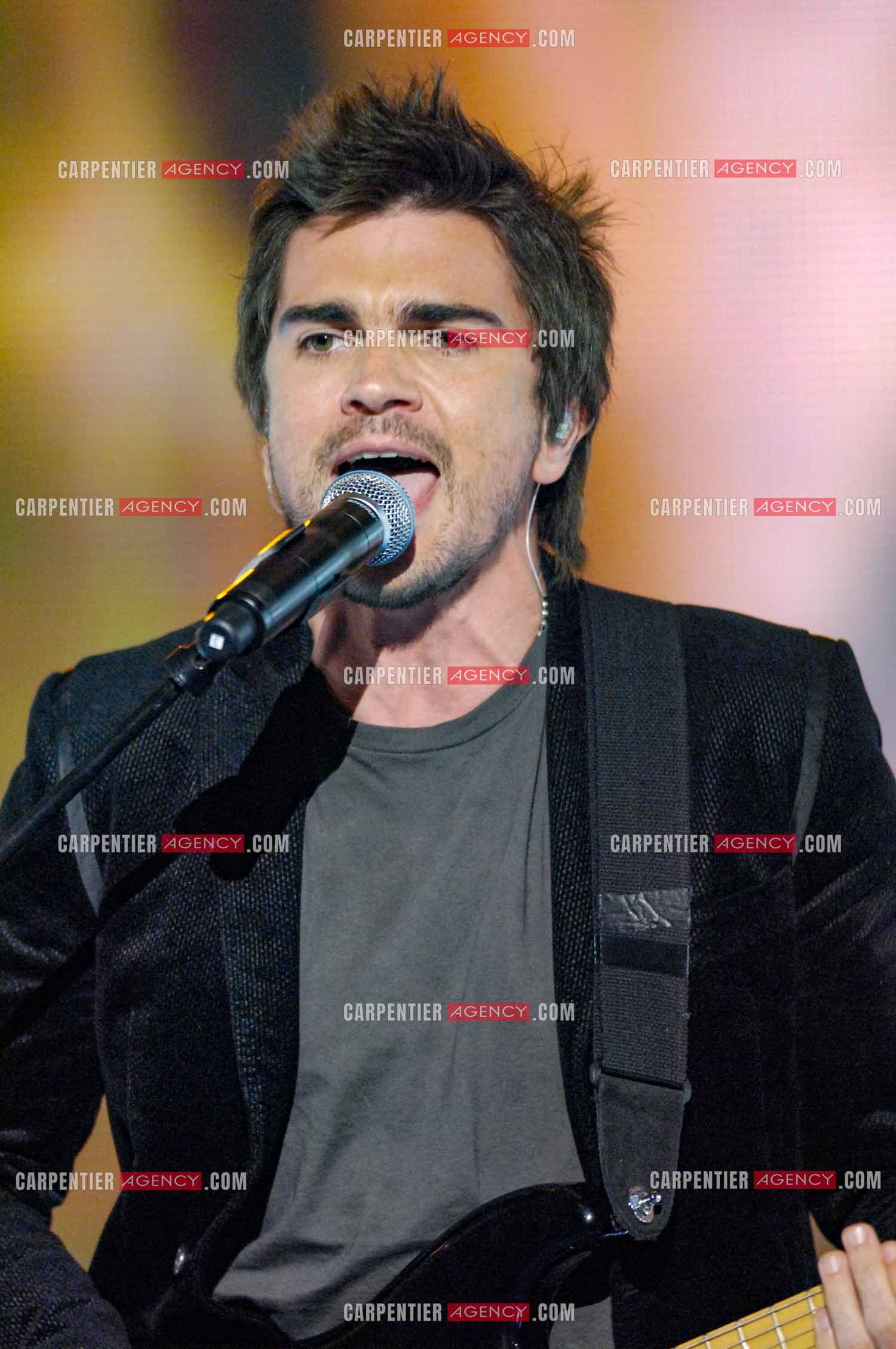Le chanteur colombien Juanes invité de l'émission “HIT MACHINE“.  ( Exclusif )