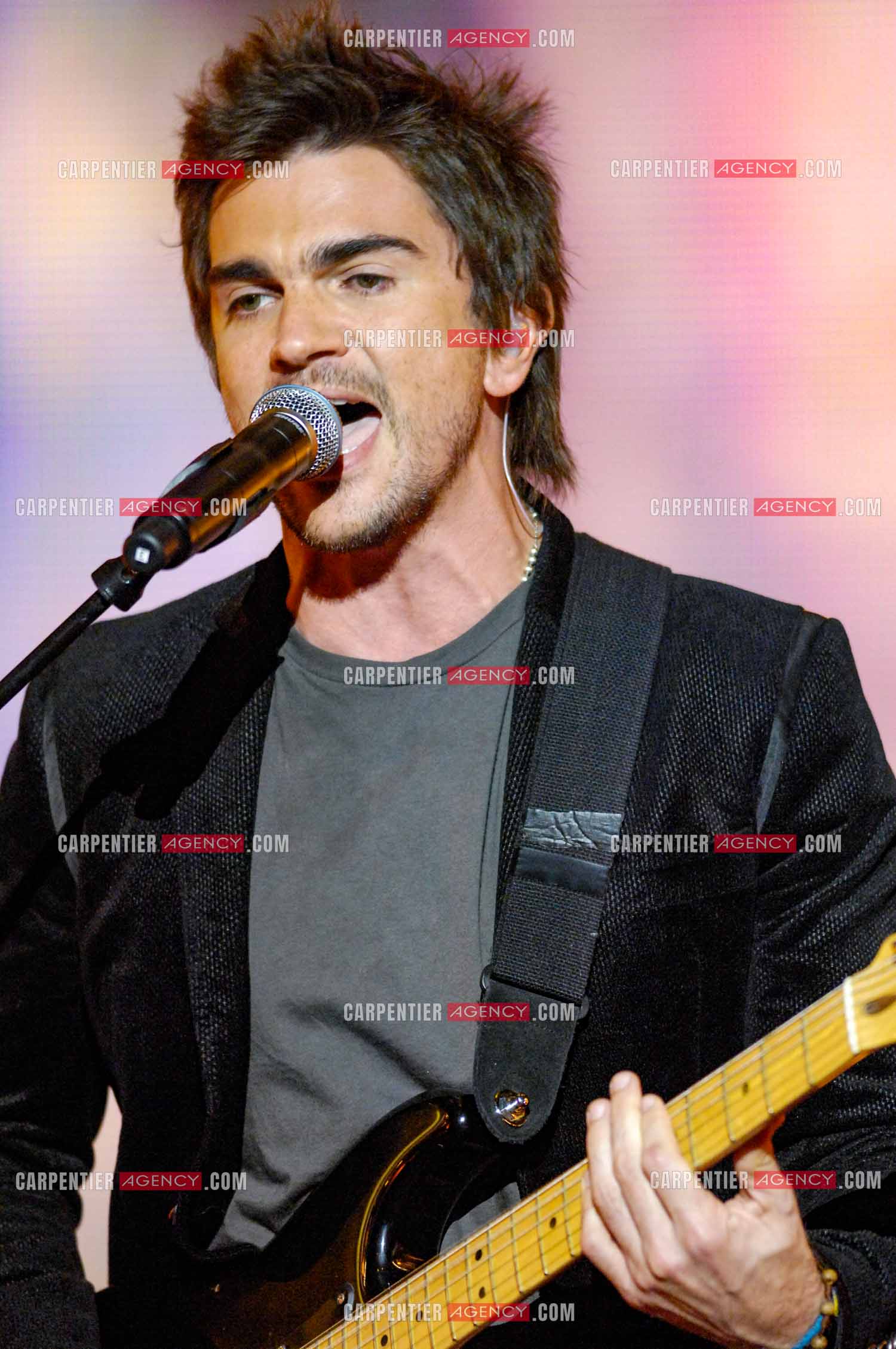 Le chanteur colombien Juanes invité de l'émission “HIT MACHINE“.  ( Exclusif )