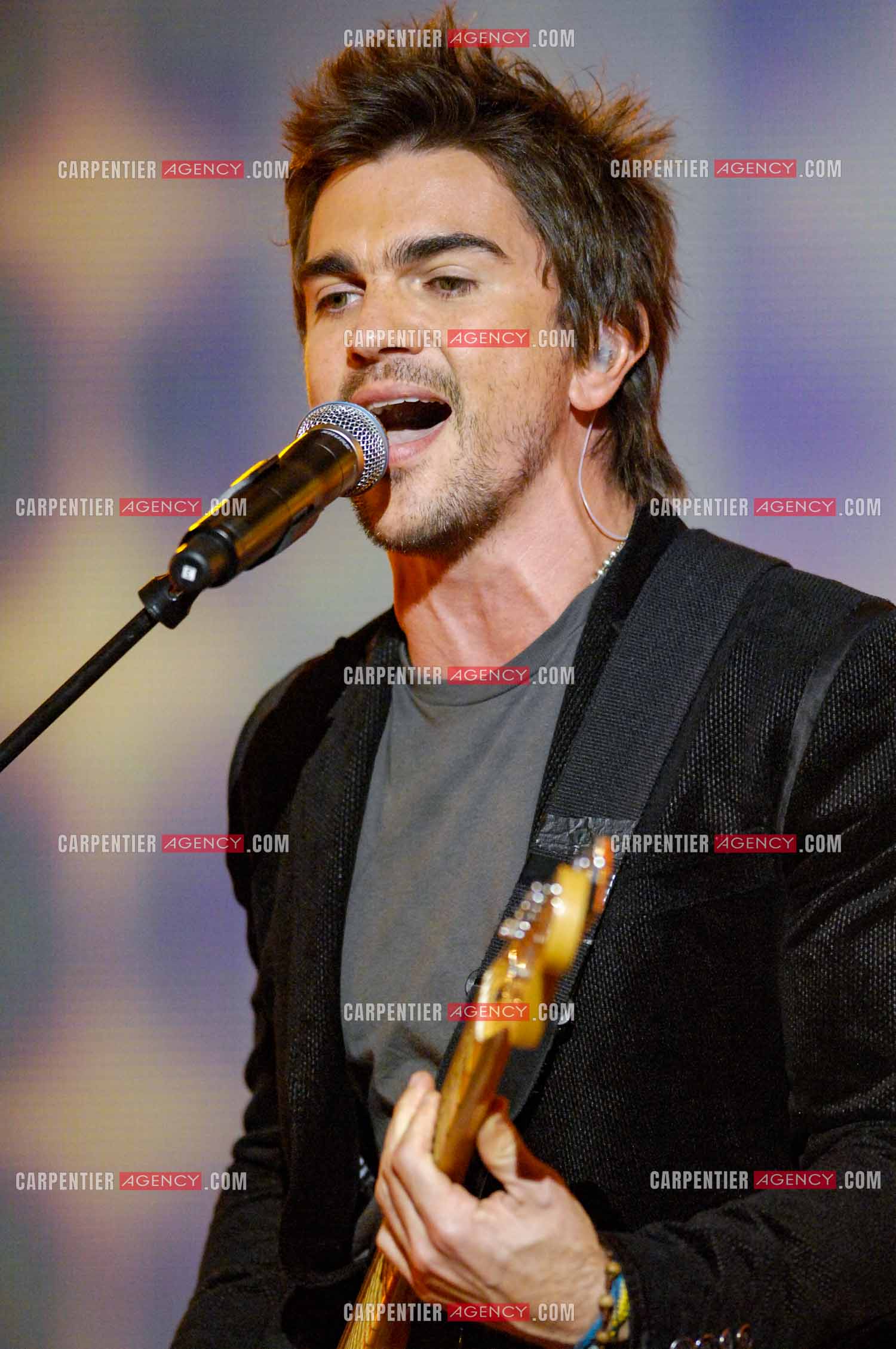 Le chanteur colombien Juanes invité de l'émission “HIT MACHINE“.  ( Exclusif )