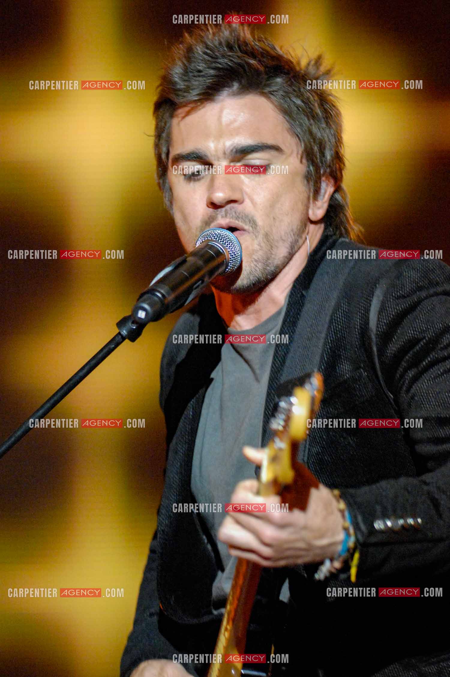 Le chanteur colombien Juanes invité de l'émission “HIT MACHINE“.  ( Exclusif )