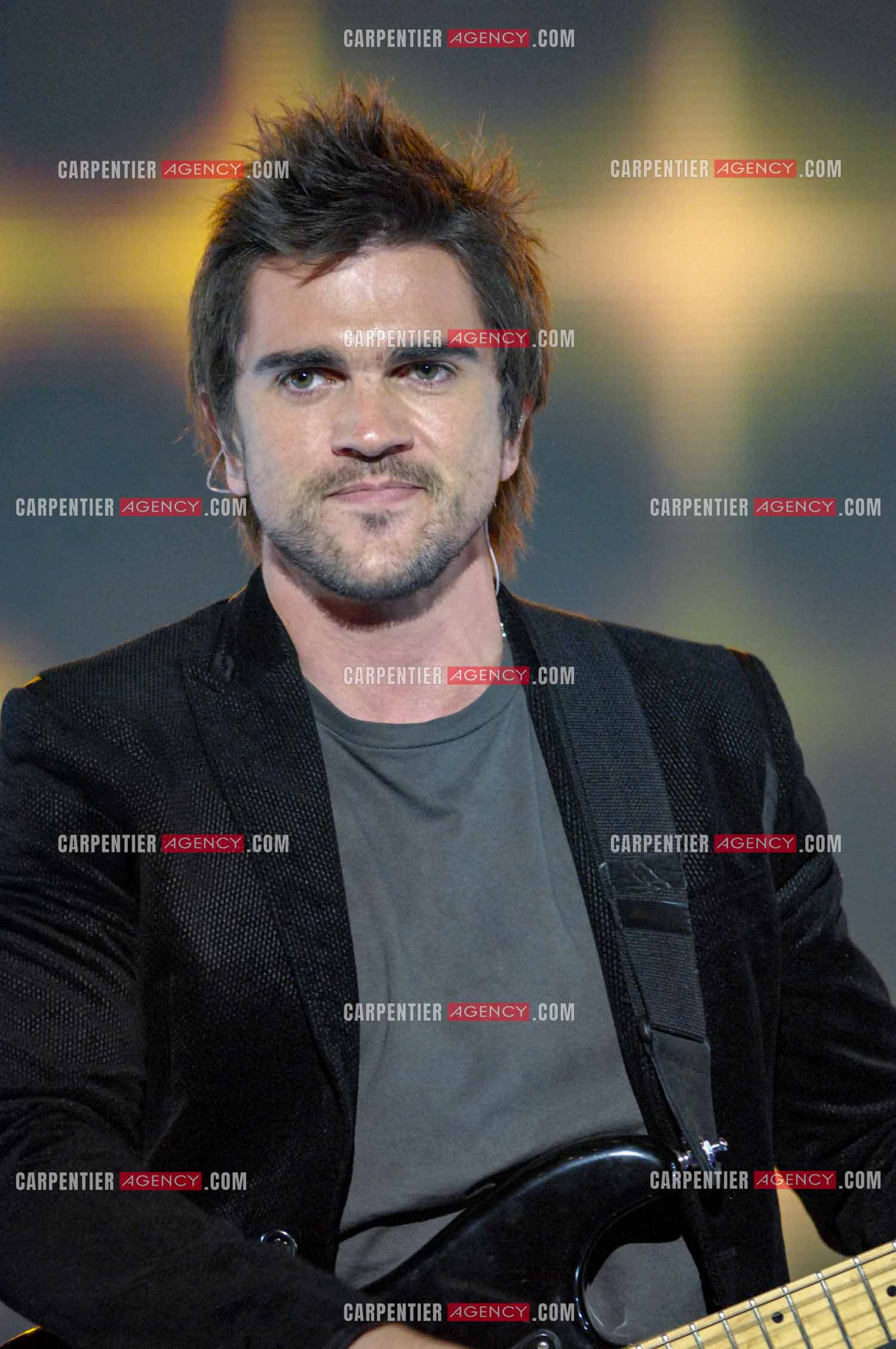 Le chanteur colombien Juanes invité de l'émission “HIT MACHINE“.  ( Exclusif )