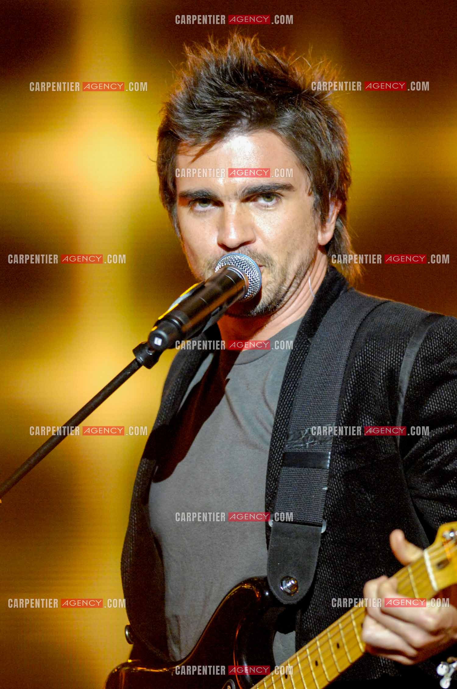 Le chanteur colombien Juanes invité de l'émission “HIT MACHINE“.  ( Exclusif )