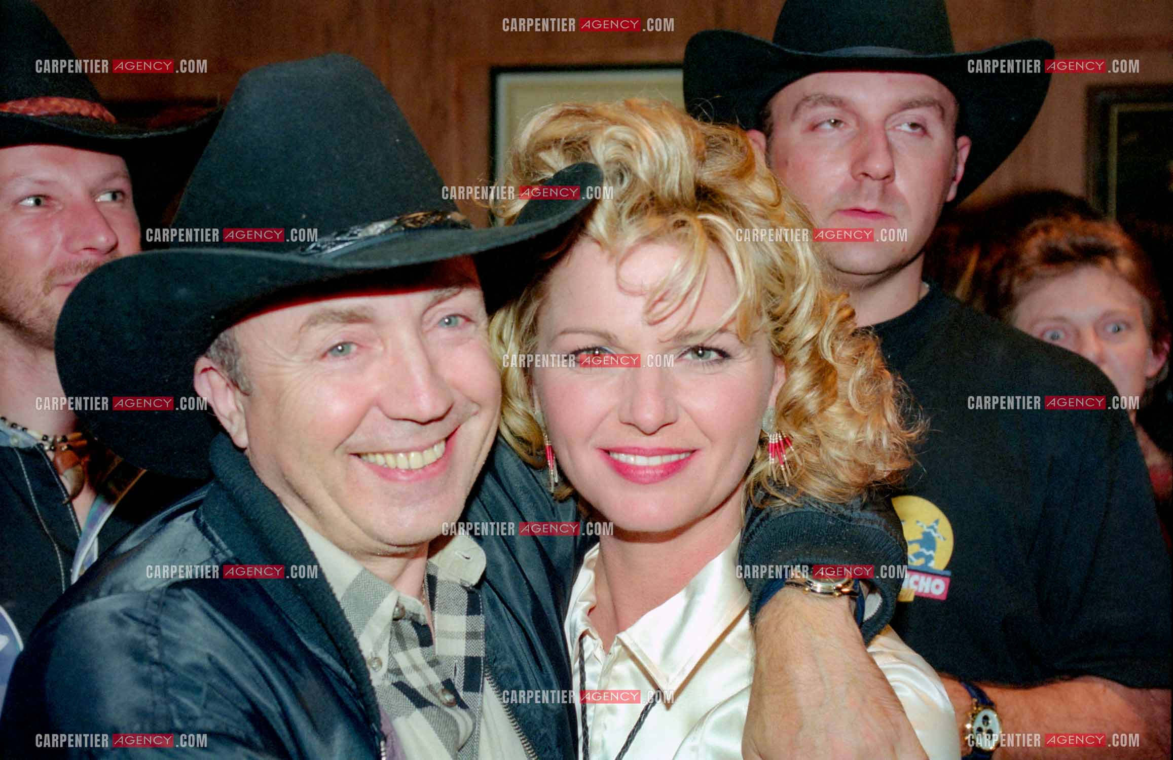 La chanteuse Jeane Manson démarre sa tournée “ Sud-Ouest “ au Casino de Paris en octobre 1996. Jeane Manson et l'auteur Michel Mallory.  ( Exclusif )