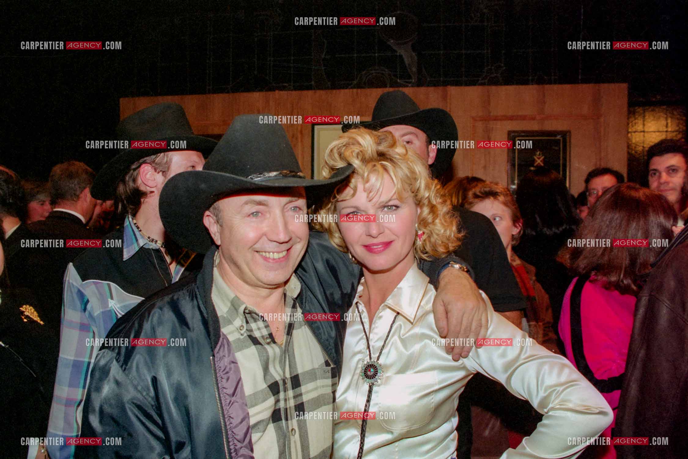 La chanteuse Jeane Manson démarre sa tournée “ Sud-Ouest “ au Casino de Paris en octobre 1996. Jeane Manson et l'auteur Michel Mallory.  ( Exclusif )