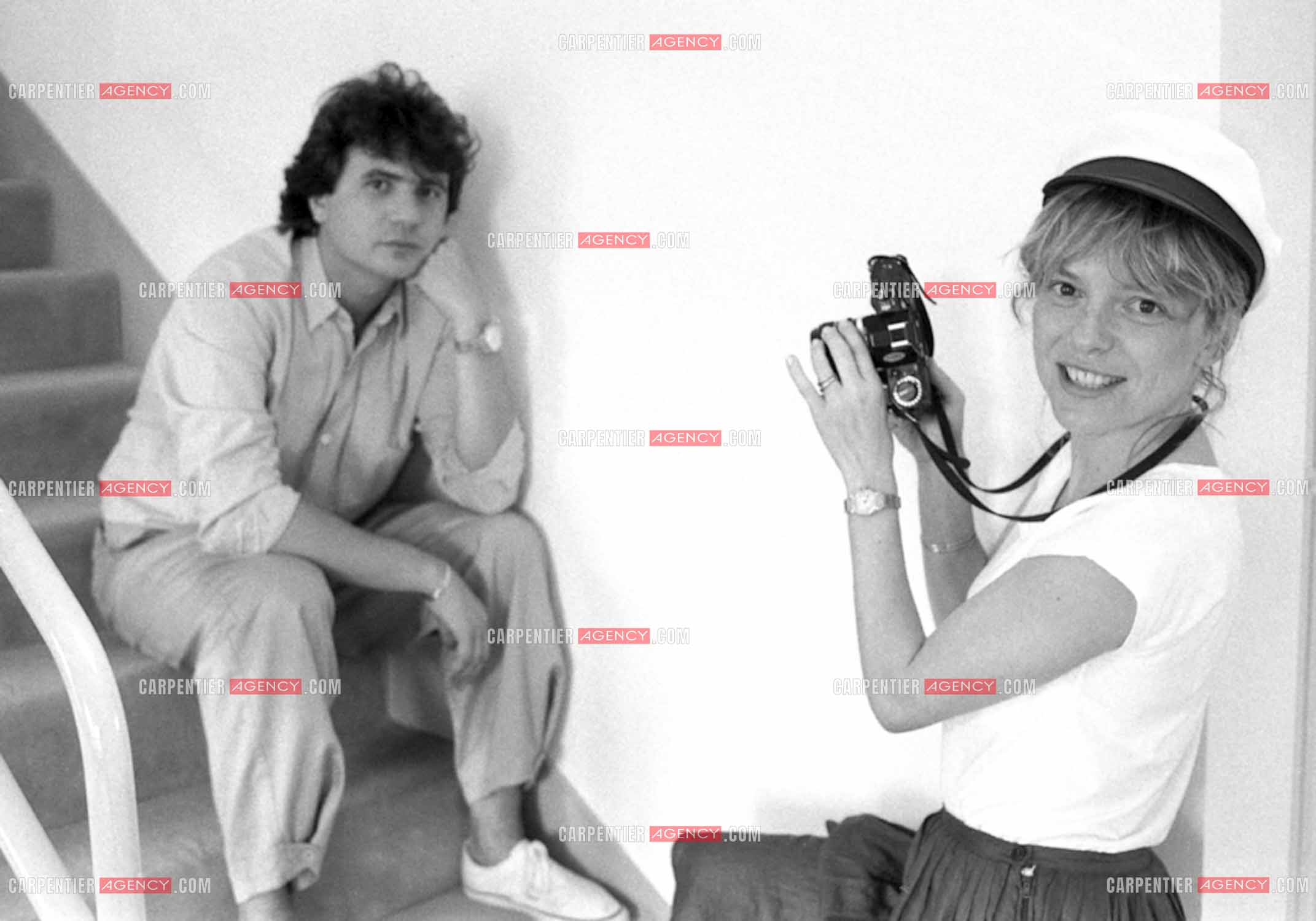 Le chanteur Daniel Balavoine se faisant prendre en photo par la chanteuse France Gall dans son appartement parisien en 1982.    ( Exclusif )