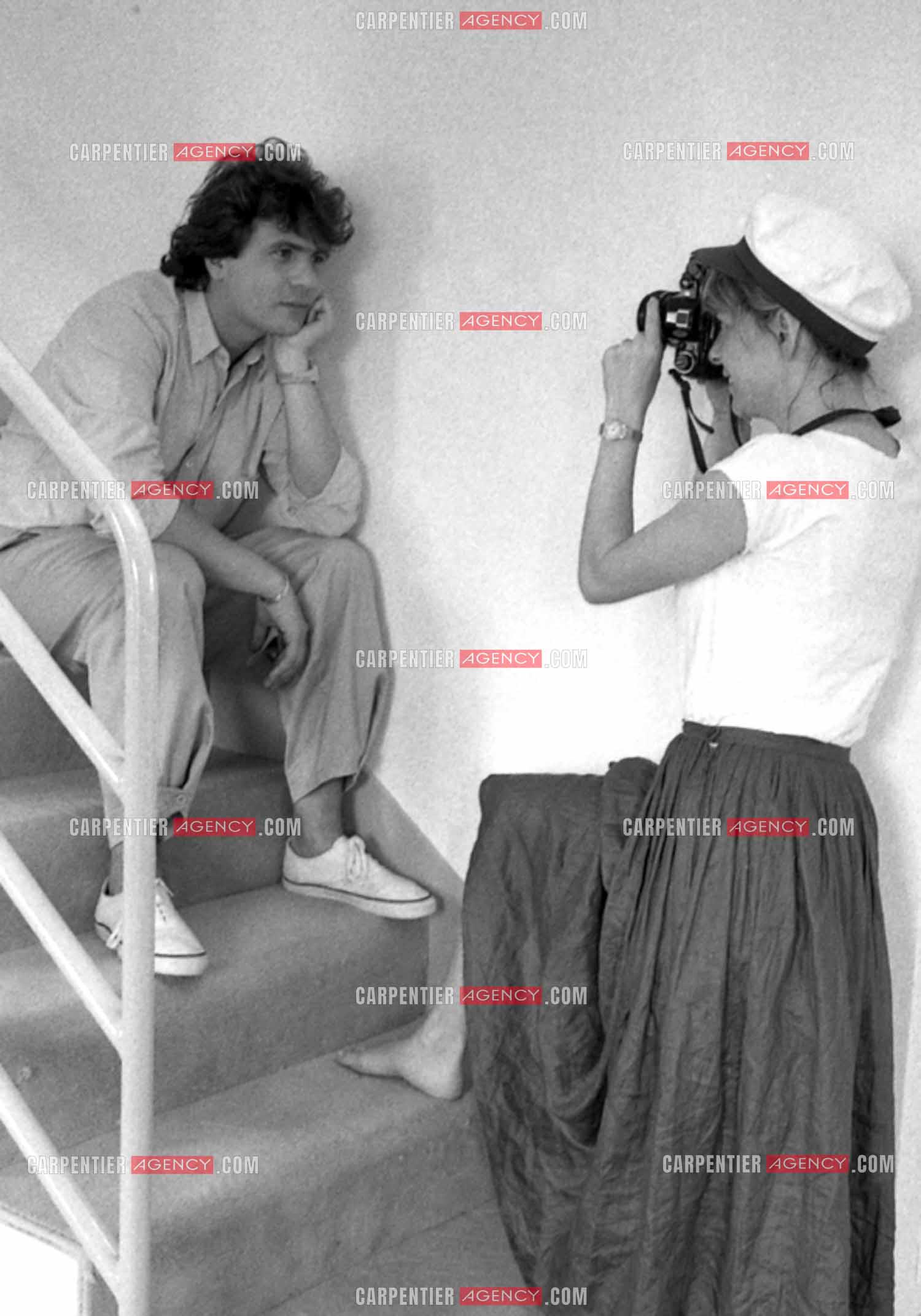 Le chanteur Daniel Balavoine se faisant prendre en photo par la chanteuse France Gall dans son appartement parisien en 1984.    ( Exclusif )