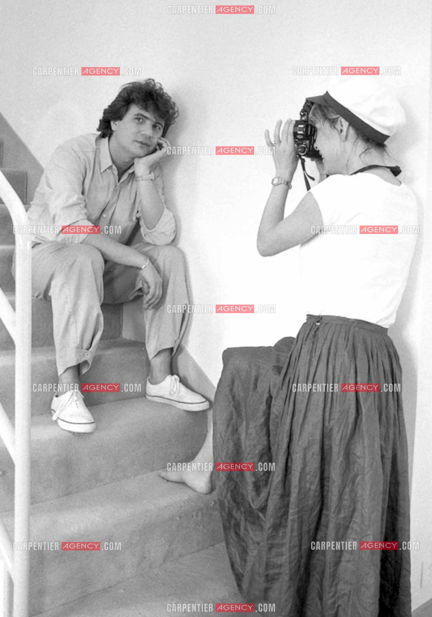 Le chanteur Daniel Balavoine se faisant prendre en photo par la chanteuse France Gall dans son appartement parisien en 1982.    ( Exclusif )