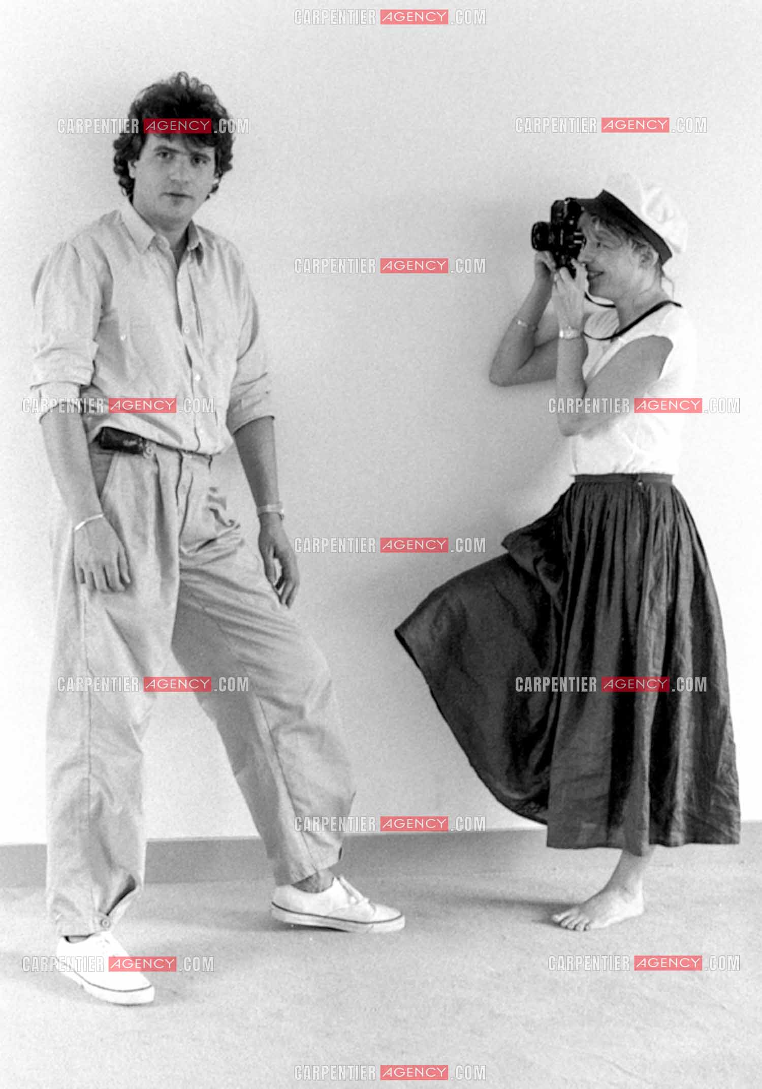 Le chanteur Daniel Balavoine se faisant prendre en photo par la chanteuse France Gall dans son appartement parisien en 1982.    ( Exclusif )