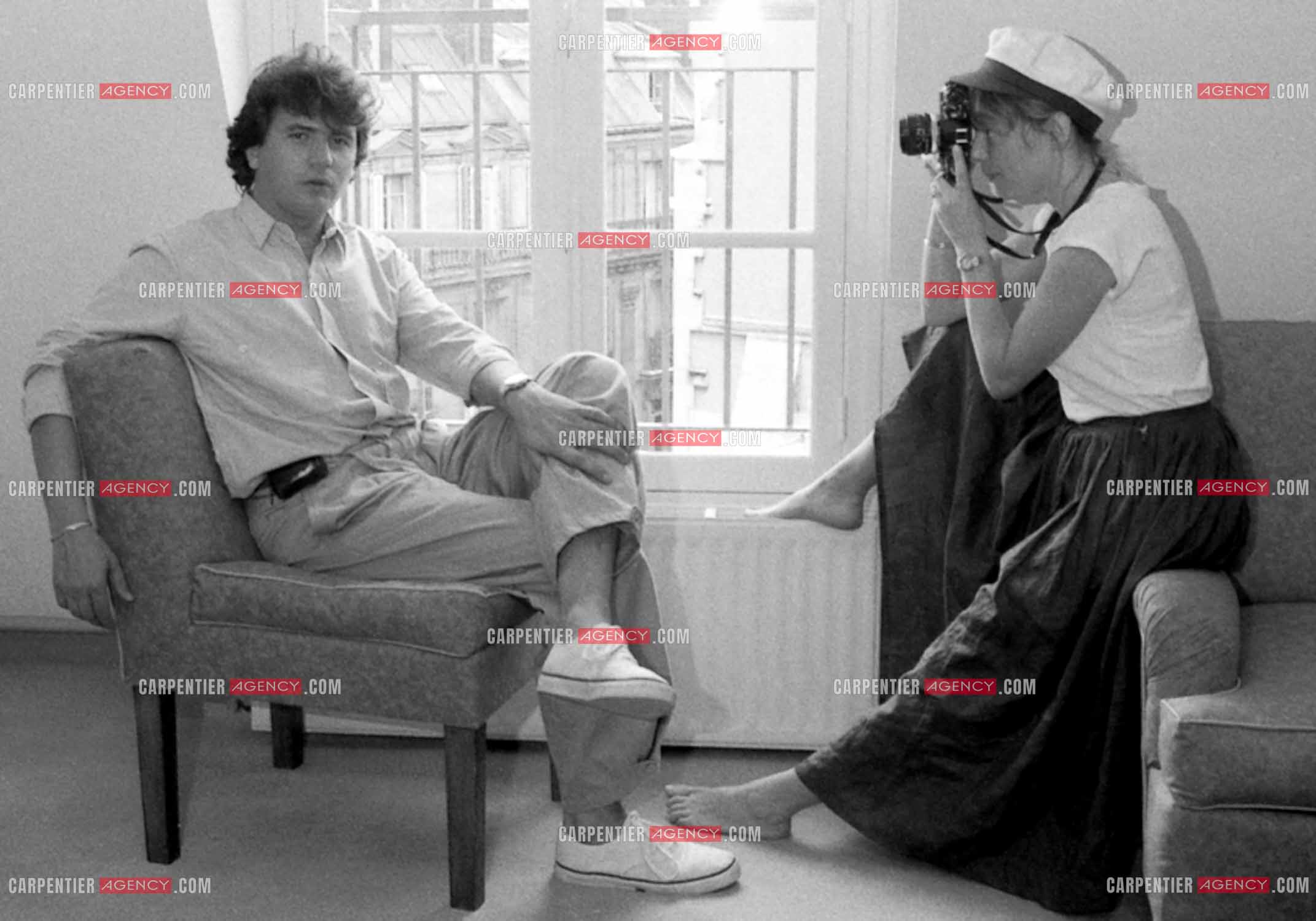 Le chanteur Daniel Balavoine se faisant prendre en photo par la chanteuse France Gall dans son appartement parisien en 1984.    ( Exclusif )