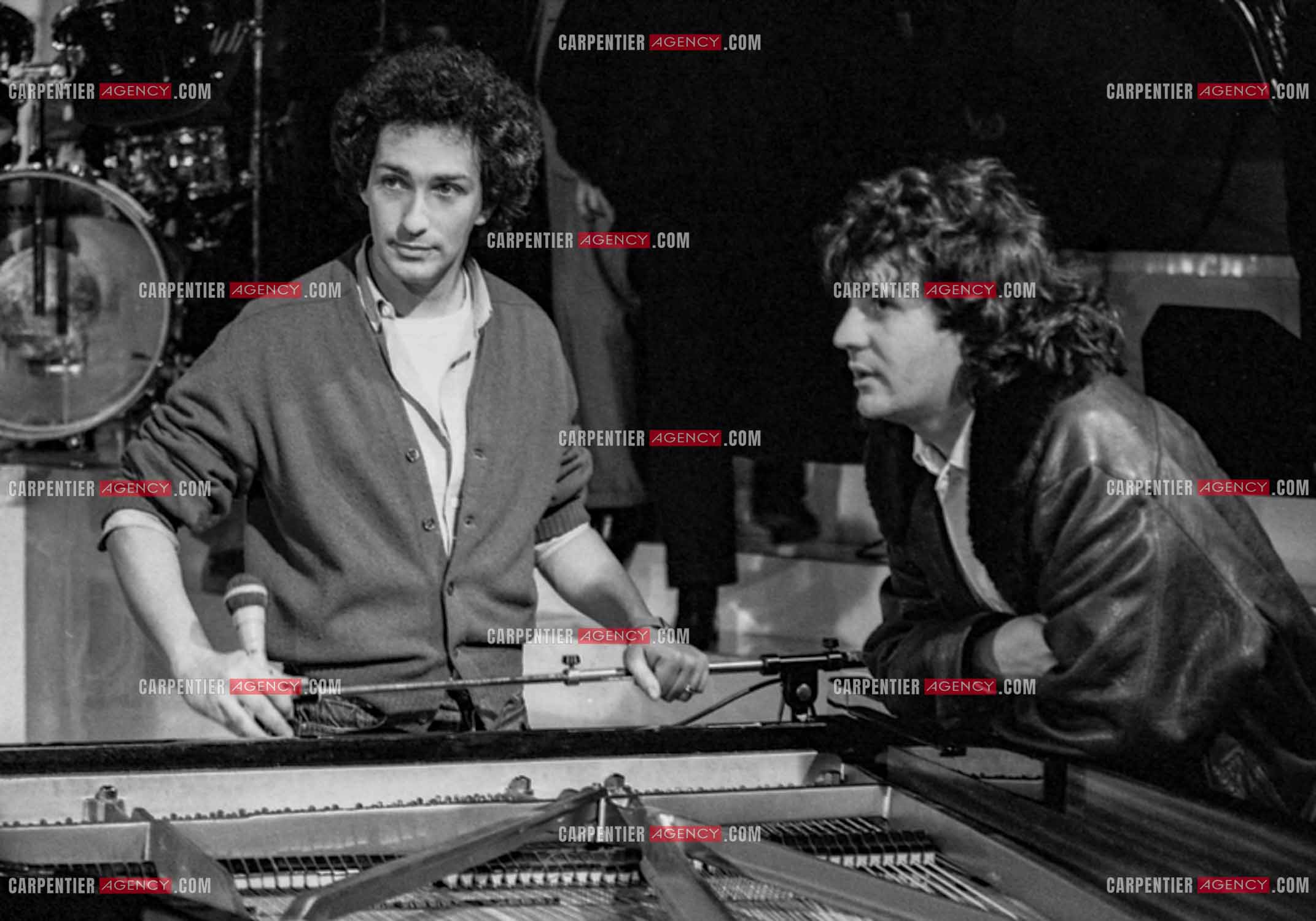 Le chanteur Daniel Balavoine avec Michel Berger lors des répétitions de l'émission “ Champs-Élysées “ sur Antenne 2.     ( Exclusif )