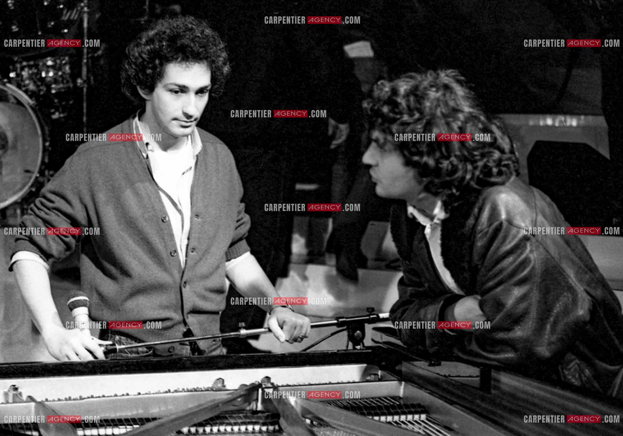 Le chanteur Daniel Balavoine avec Michel Berger lors des répétitions de l'émission “ Champs-Élysées “ sur Antenne 2.     ( Exclusif )