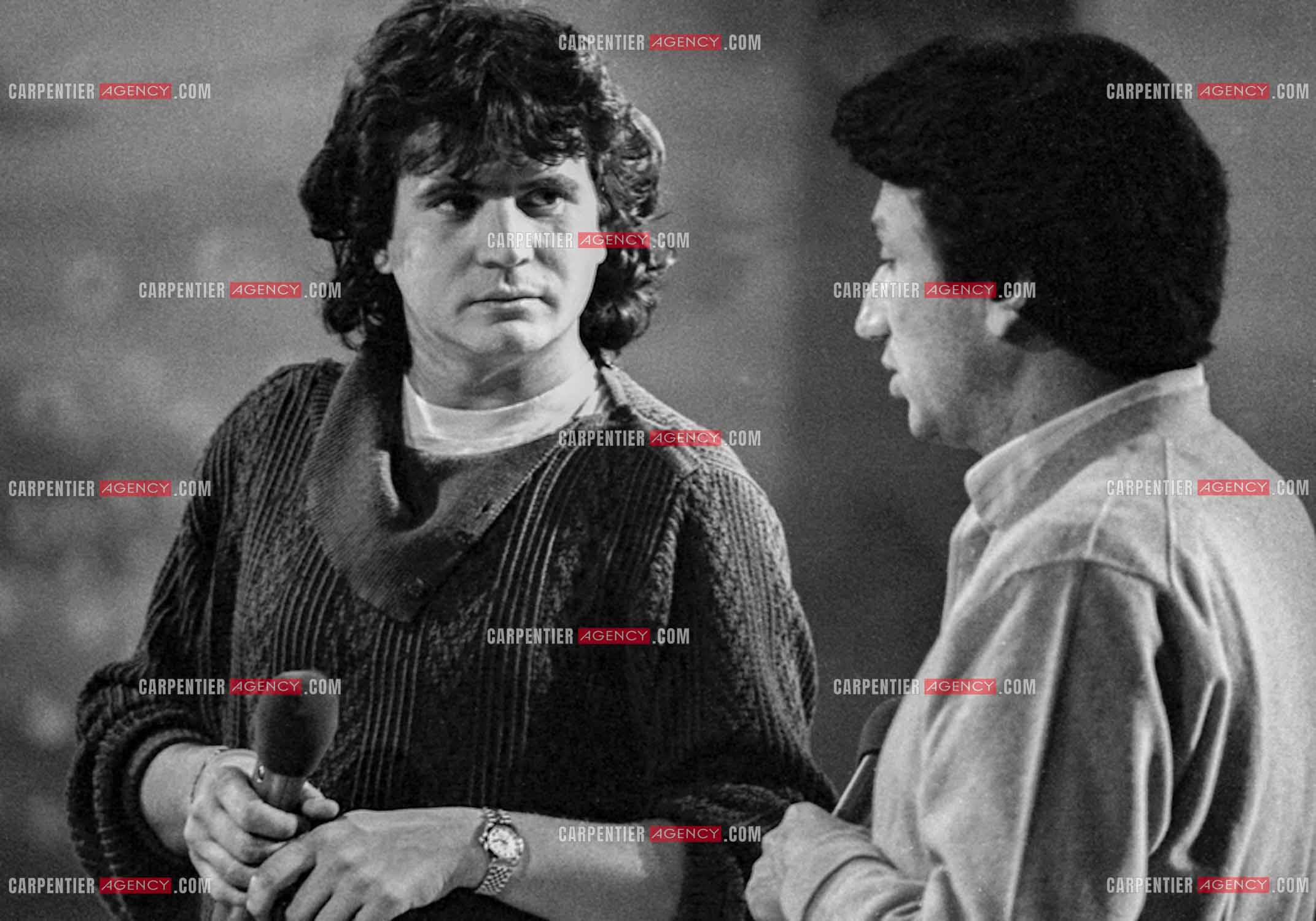 Le chanteur Daniel Balavoine avec Michel Drucker lors des répétitions de l'émission “ Champs-Élysées “ sur Antenne 2.     ( Exclusif )