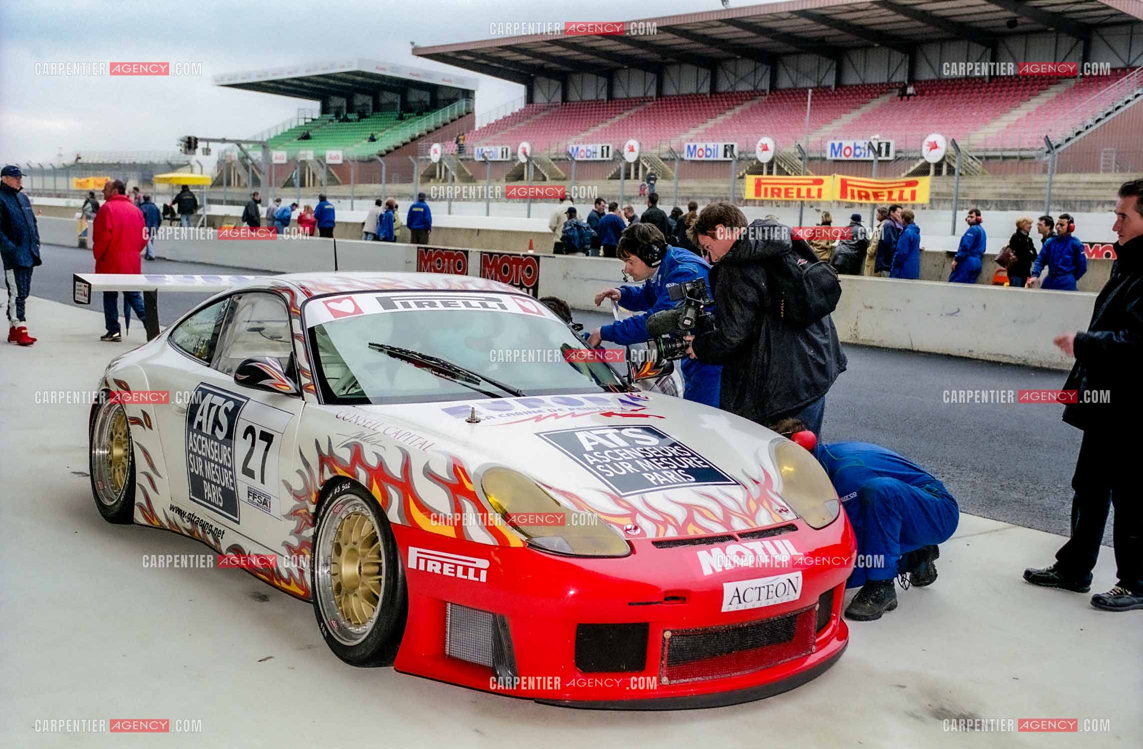 La pilote Catherine Caly dit Caty Caly sur le circuit Nevers Magny-Cours. Préparation de sa Porsche et course.  ( Exclusif ).