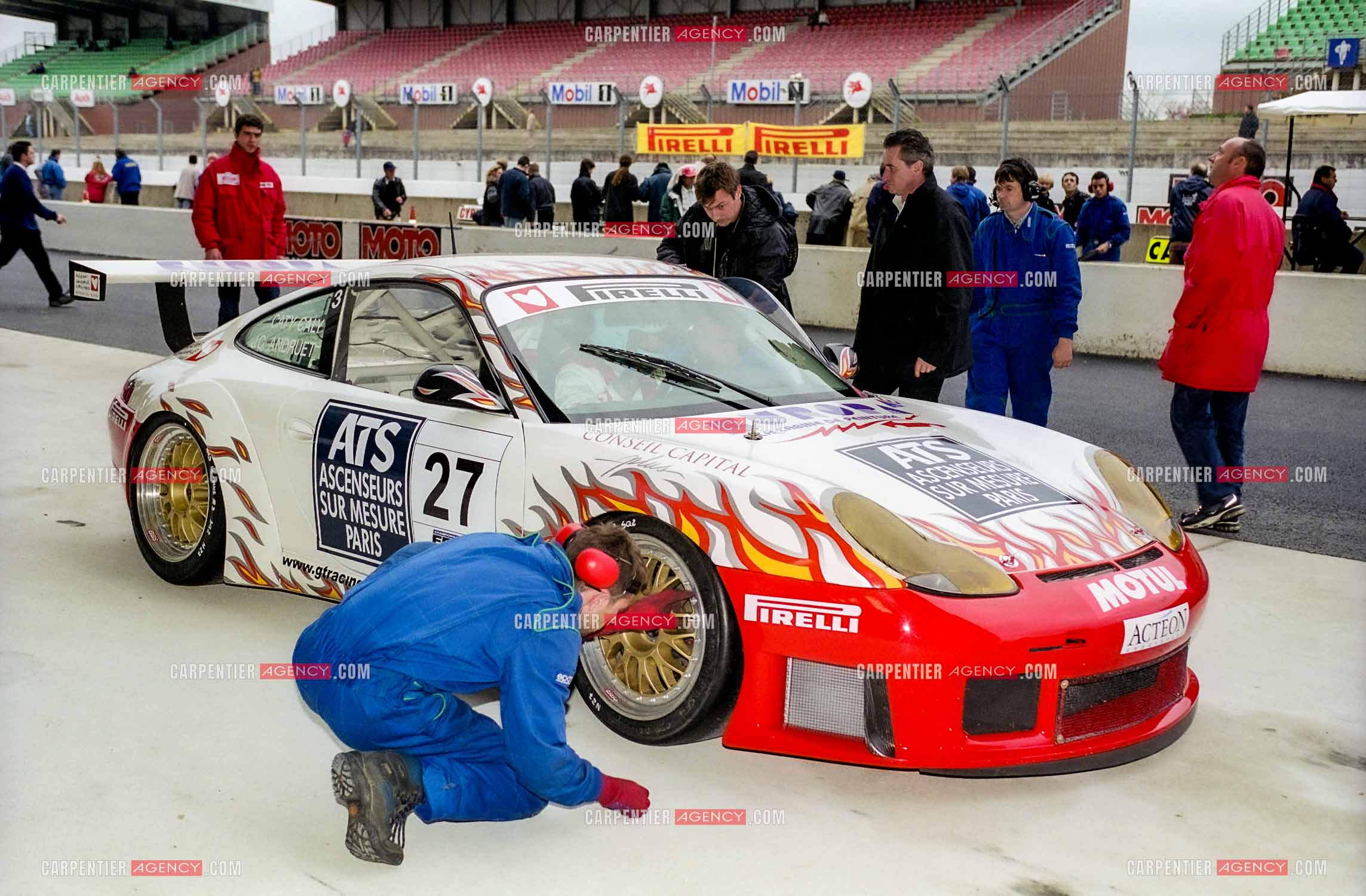La pilote Catherine Caly dit Caty Caly sur le circuit Nevers Magny-Cours. Préparation de sa Porsche et course.  ( Exclusif ).