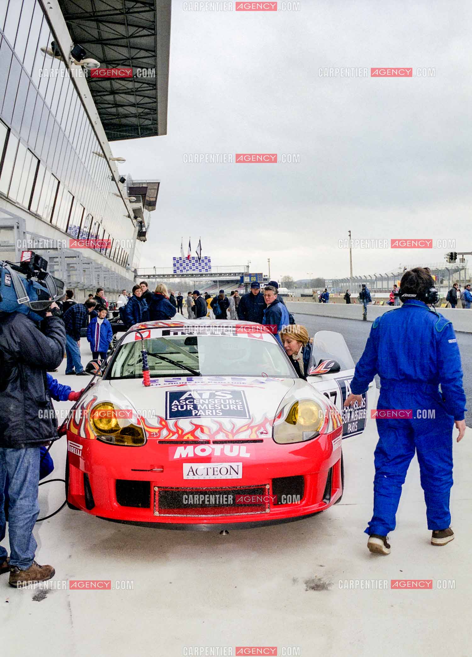 La pilote Catherine Caly dit Caty Caly sur le circuit Nevers Magny-Cours. Préparation de sa Porsche et course.  ( Exclusif ).