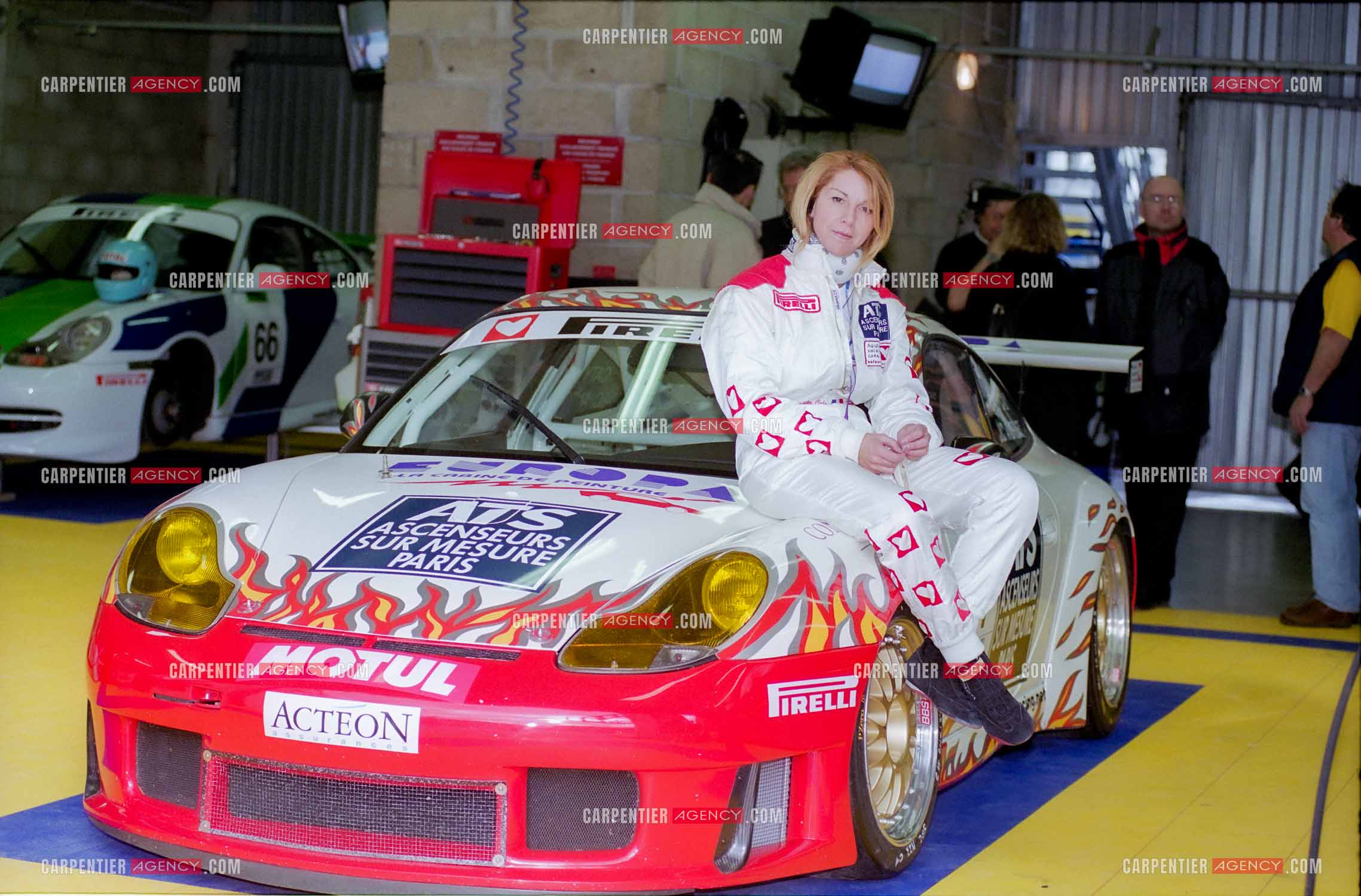 La pilote Catherine Caly dit Caty Caly sur le circuit Nevers Magny-Cours. Préparation de sa Porsche et course.  ( Exclusif ).