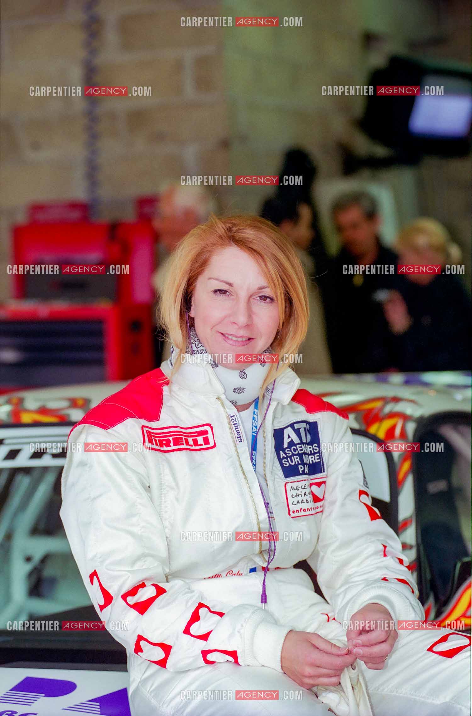 La pilote Catherine Caly dit Caty Caly sur le circuit Nevers Magny-Cours. Préparation de sa Porsche et course.  ( Exclusif ).