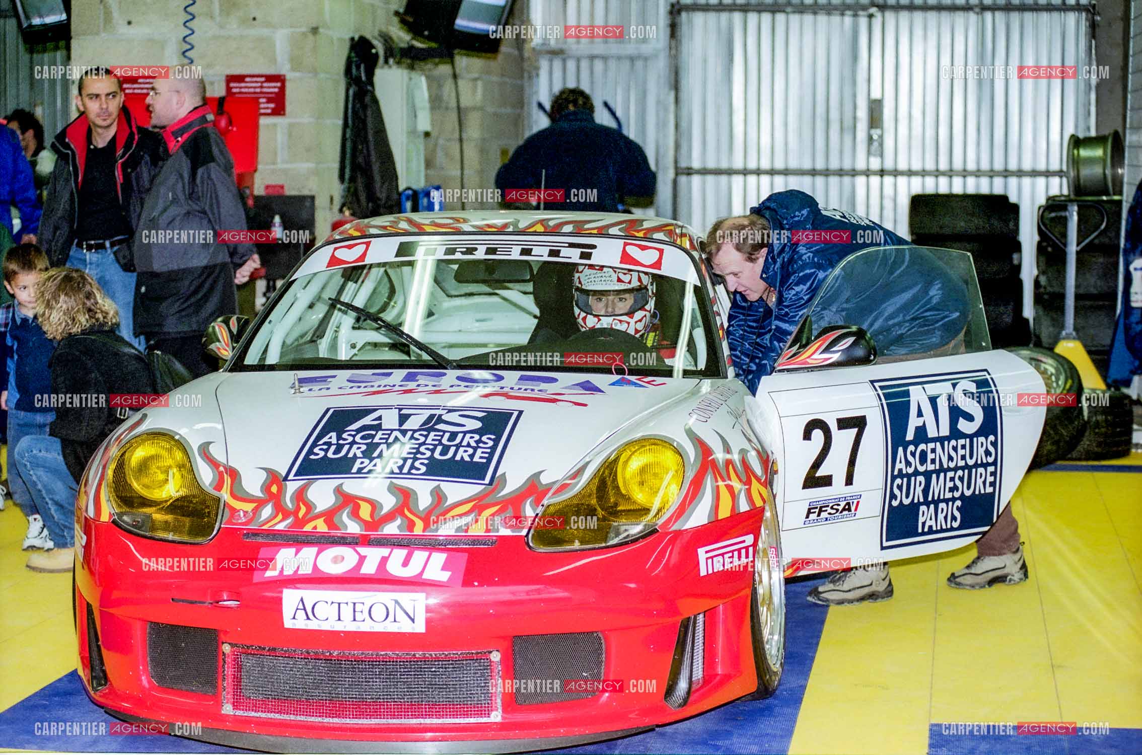 La pilote Catherine Caly dit Caty Caly sur le circuit Nevers Magny-Cours. Préparation de sa Porsche et course.  ( Exclusif ).