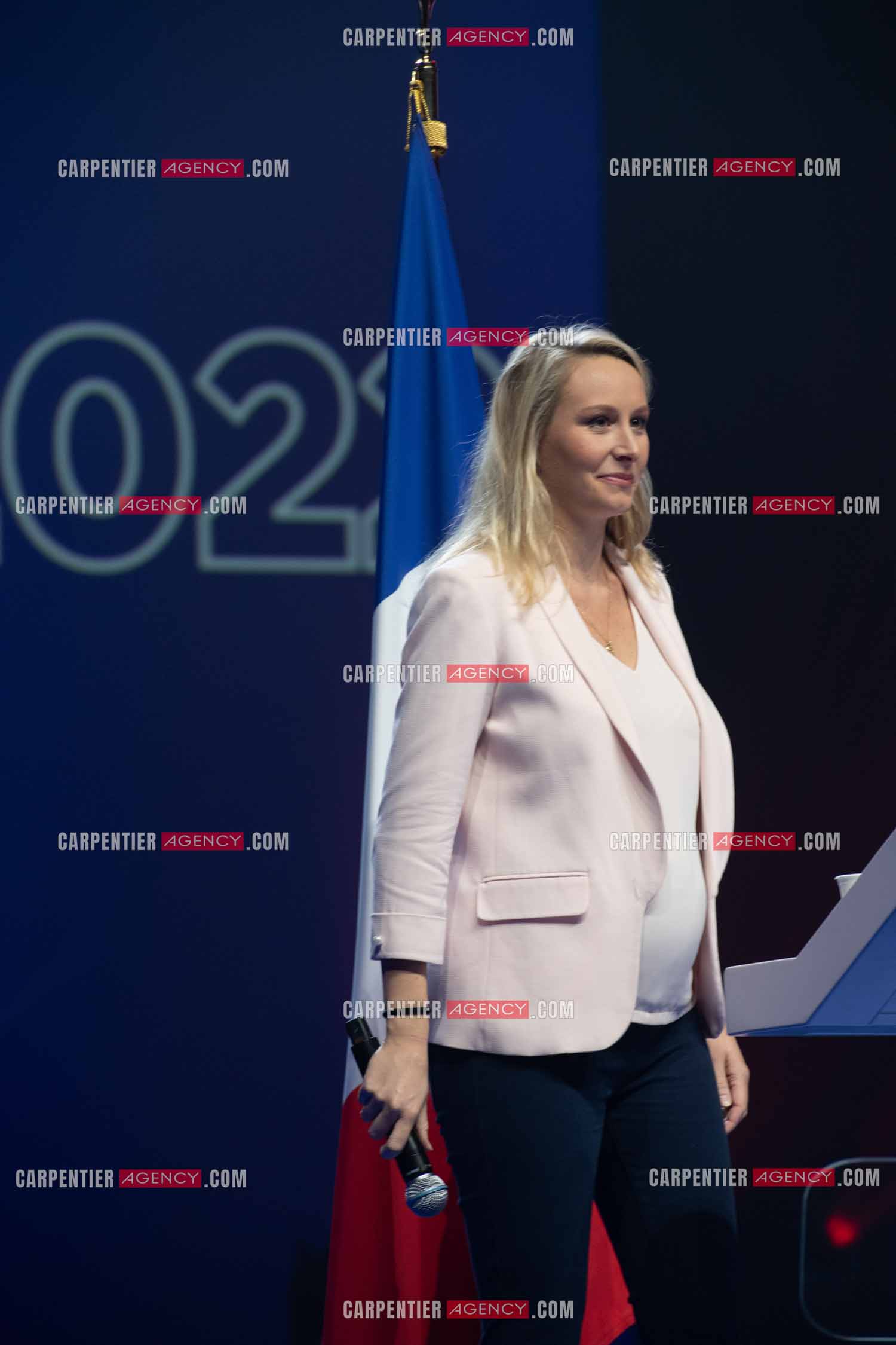 Meeting à Toulon du candidat à la présidentielle Eric Zemmour. Accolade entre Marion Maréchal Le Pen et Éric Zemmour.
