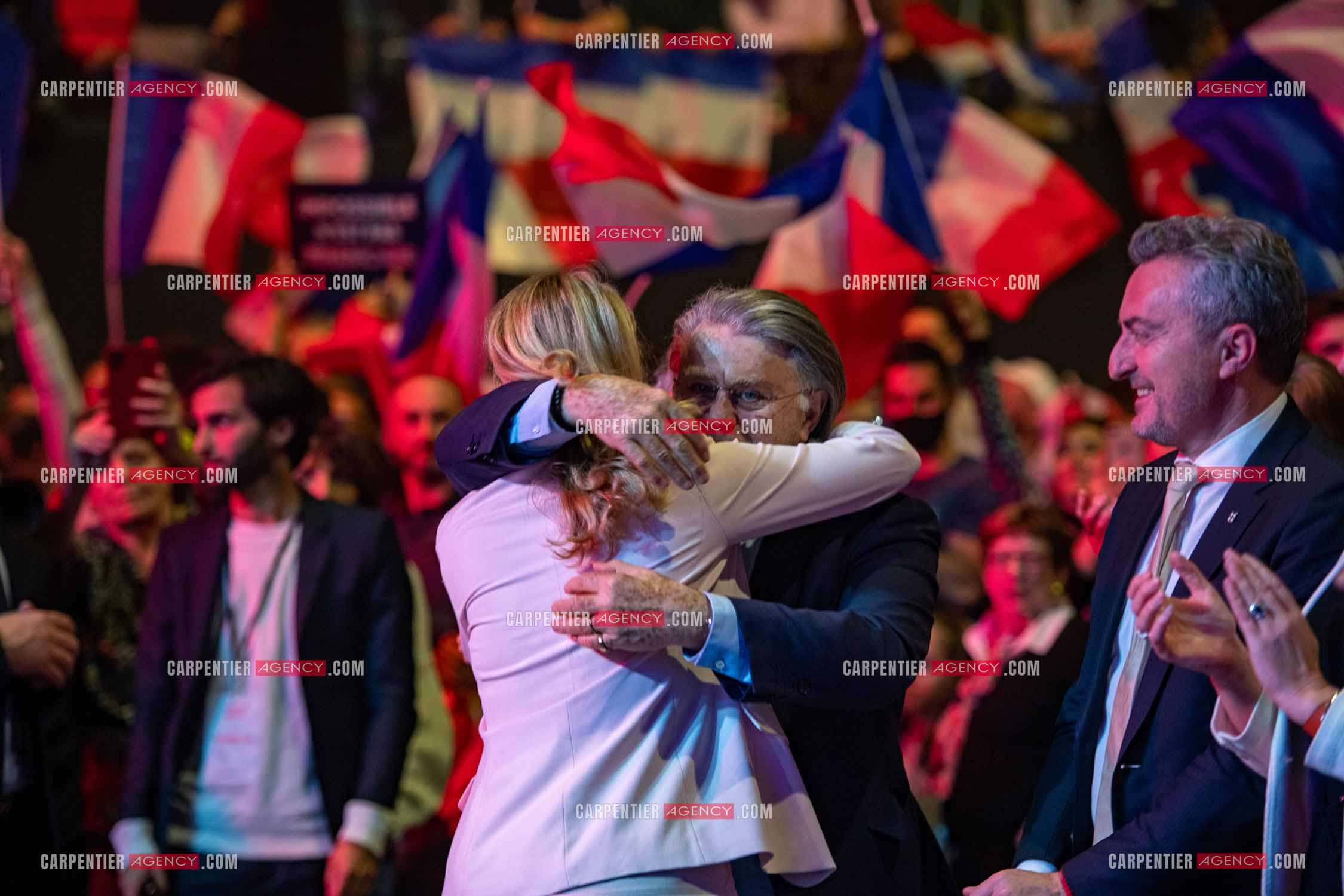Meeting à Toulon du candidat à la présidentielle Eric Zemmour. Accolade entre la députée Marion Maréchal Le Pen et le député Gilbert Collard.