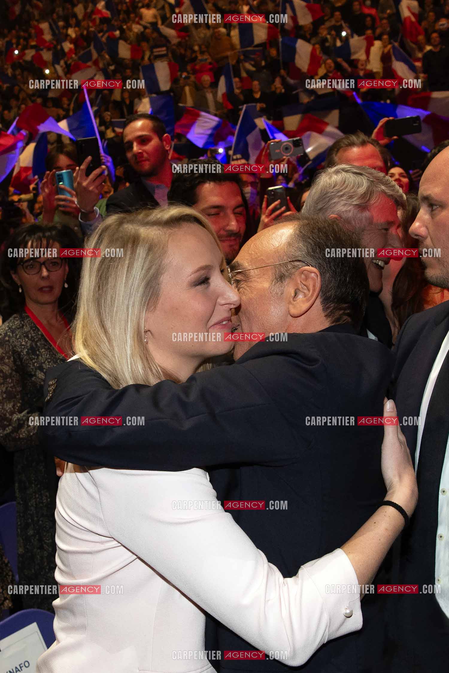 Meeting à Toulon du candidat à la présidentielle Eric Zemmour. Accolade entre Marion Maréchal Le Pen et Éric Zemmour.