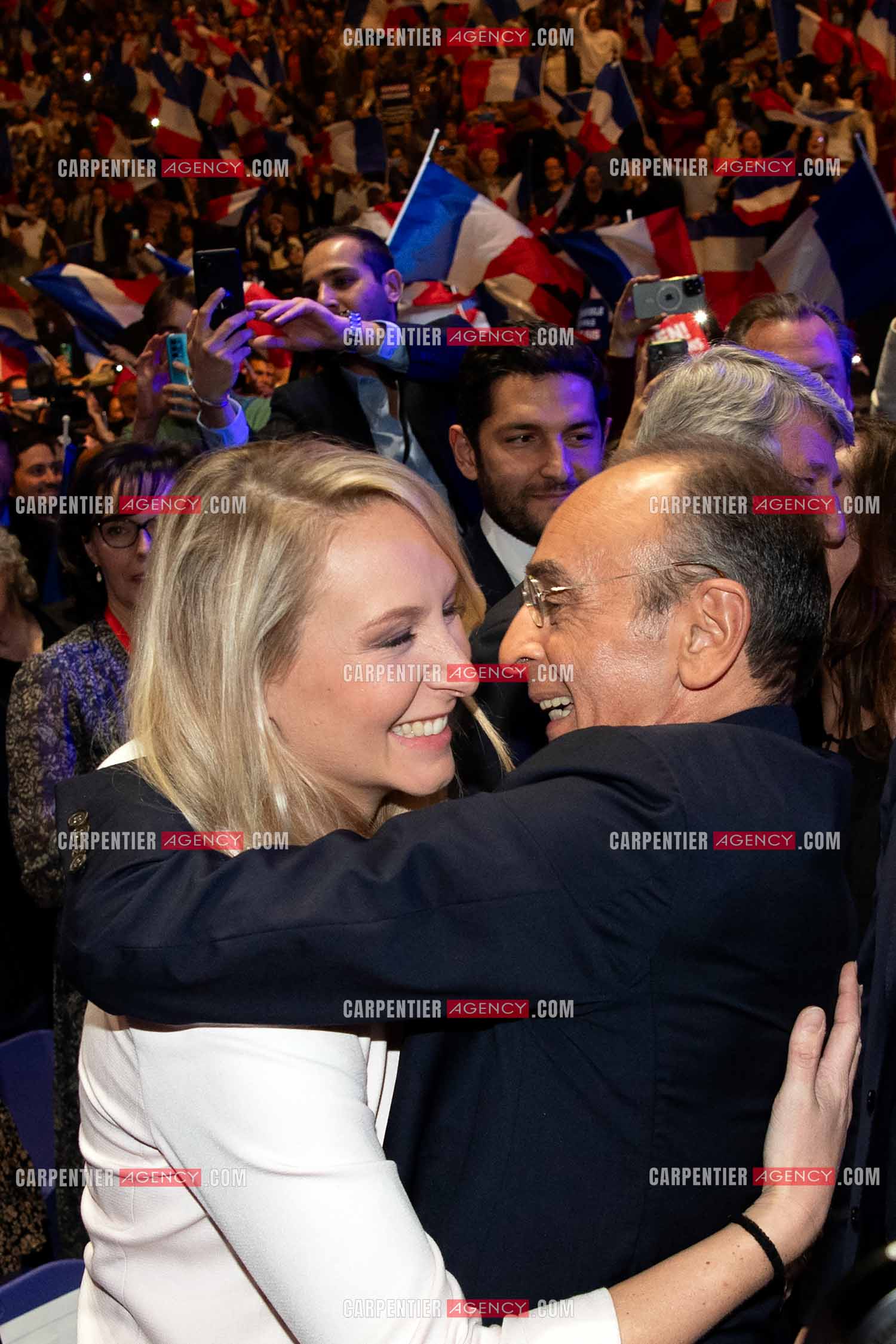 Meeting à Toulon du candidat à la présidentielle Eric Zemmour. Accolade entre Marion Maréchal Le Pen et Éric Zemmour.