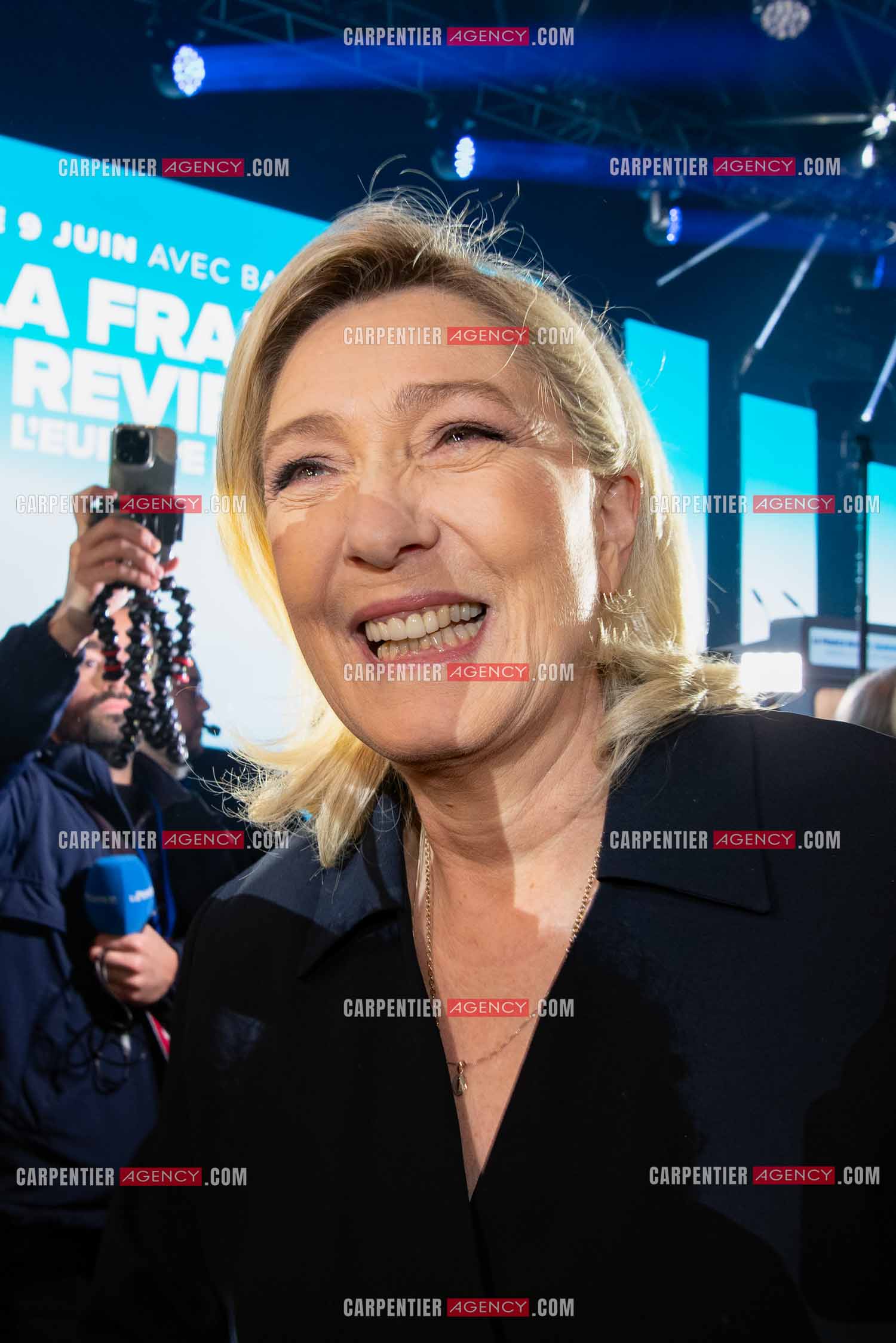 Le président du Rassemblement National Jordan Bardella et Marine Le Pen devant plus de 6000 personnes au parc Chanot à Marseille pour le début de la campagne des élections européennes 2024.