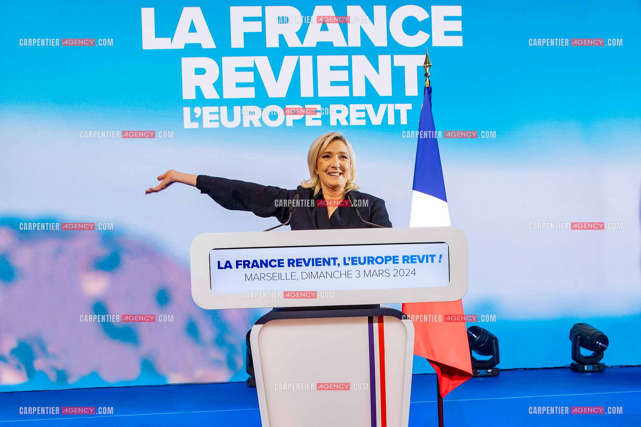 Le président du Rassemblement National Jordan Bardella et Marine Le Pen devant plus de 6000 personnes au parc Chanot à Marseille pour le début de la campagne des élections européennes 2024.