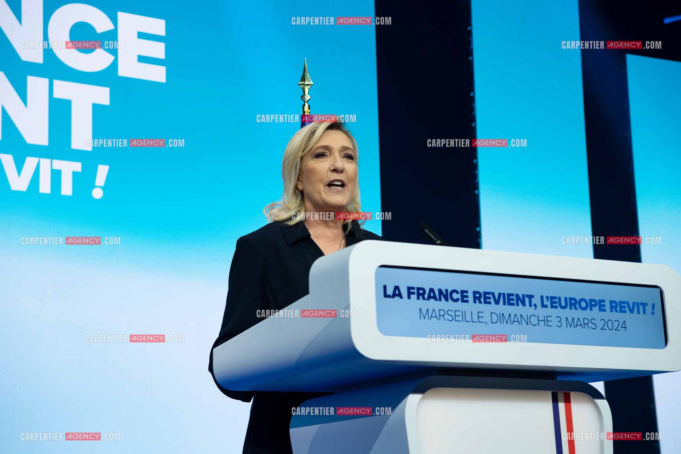 Le président du Rassemblement National Jordan Bardella et Marine Le Pen devant plus de 6000 personnes au parc Chanot à Marseille pour le début de la campagne des élections européennes 2024.