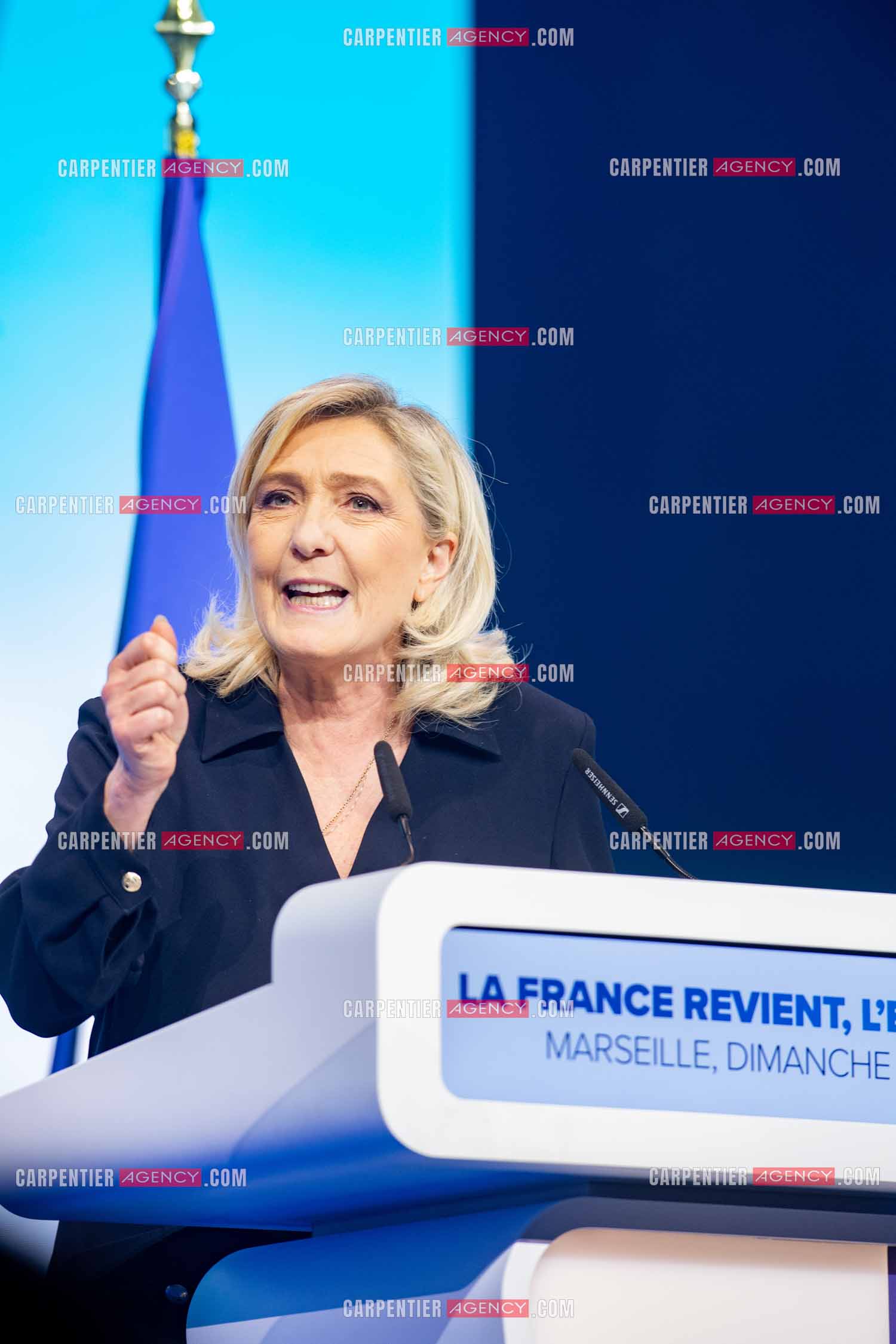 Le président du Rassemblement National Jordan Bardella et Marine Le Pen devant plus de 6000 personnes au parc Chanot à Marseille pour le début de la campagne des élections européennes 2024.