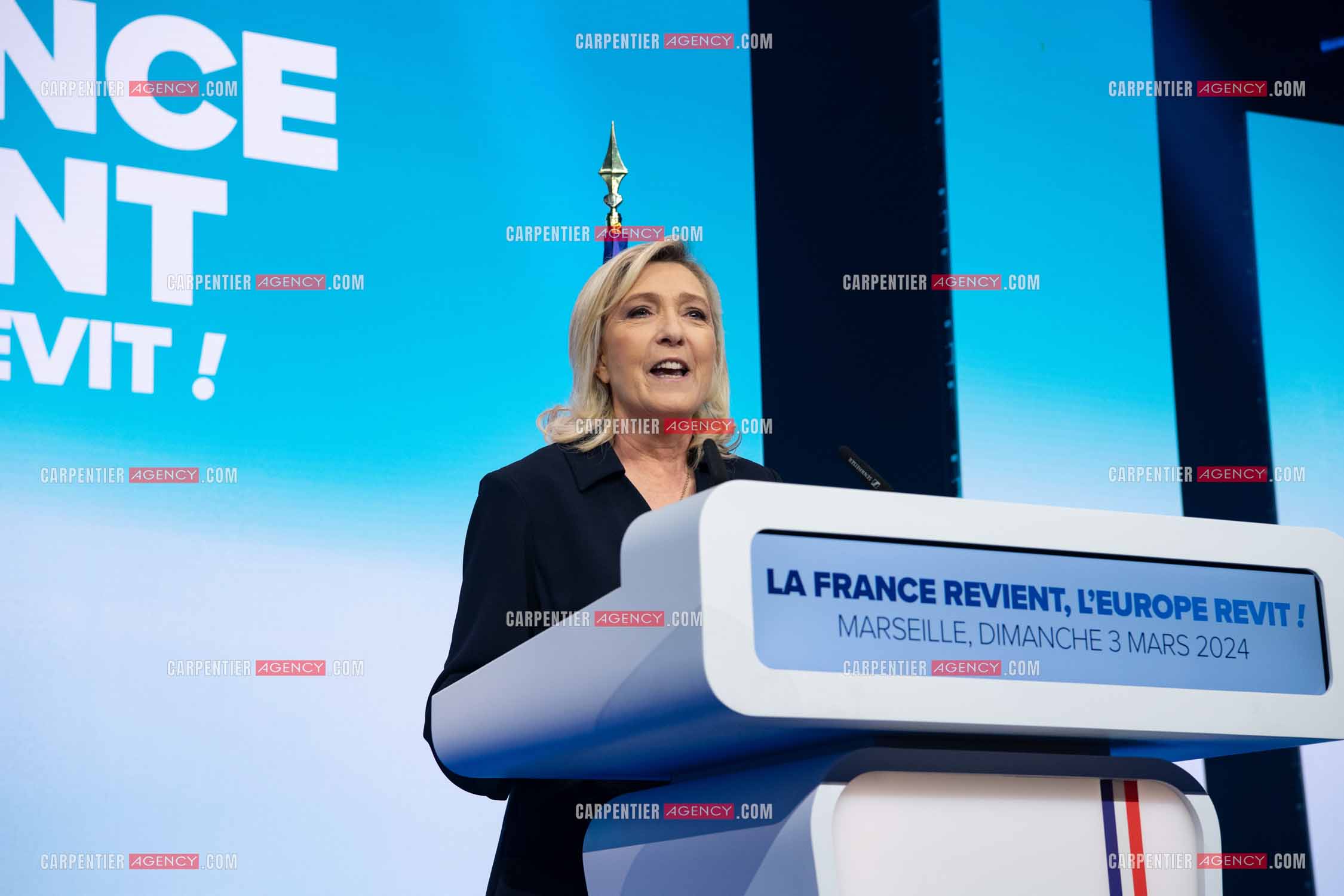 Le président du Rassemblement National Jordan Bardella et Marine Le Pen devant plus de 6000 personnes au parc Chanot à Marseille pour le début de la campagne des élections européennes 2024.