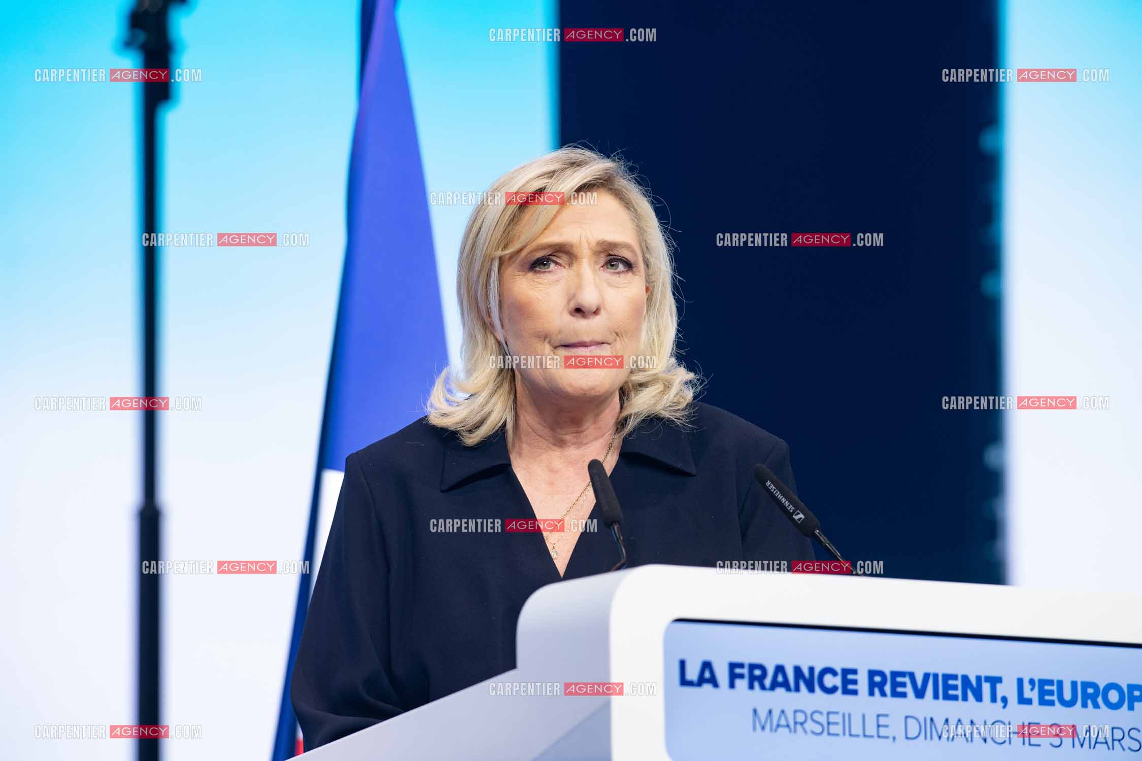 Le président du Rassemblement National Jordan Bardella et Marine Le Pen devant plus de 6000 personnes au parc Chanot à Marseille pour le début de la campagne des élections européennes 2024.