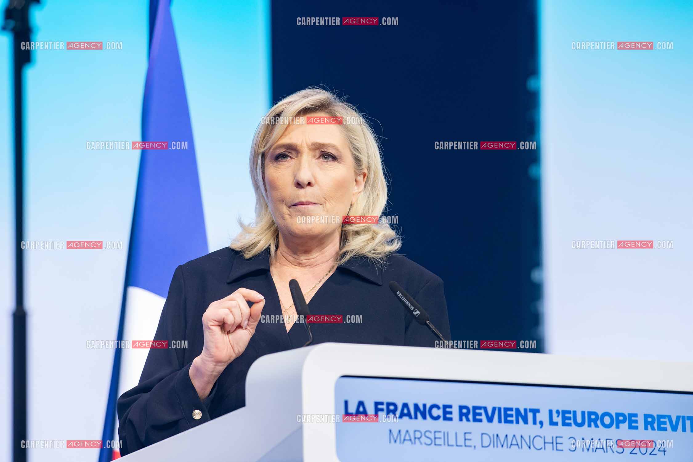 Le président du Rassemblement National Jordan Bardella et Marine Le Pen devant plus de 6000 personnes au parc Chanot à Marseille pour le début de la campagne des élections européennes 2024.