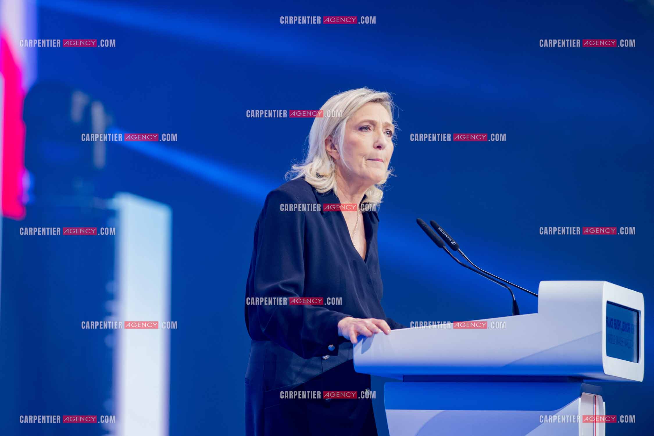 Le président du Rassemblement National Jordan Bardella et Marine Le Pen devant plus de 6000 personnes au parc Chanot à Marseille pour le début de la campagne des élections européennes 2024.