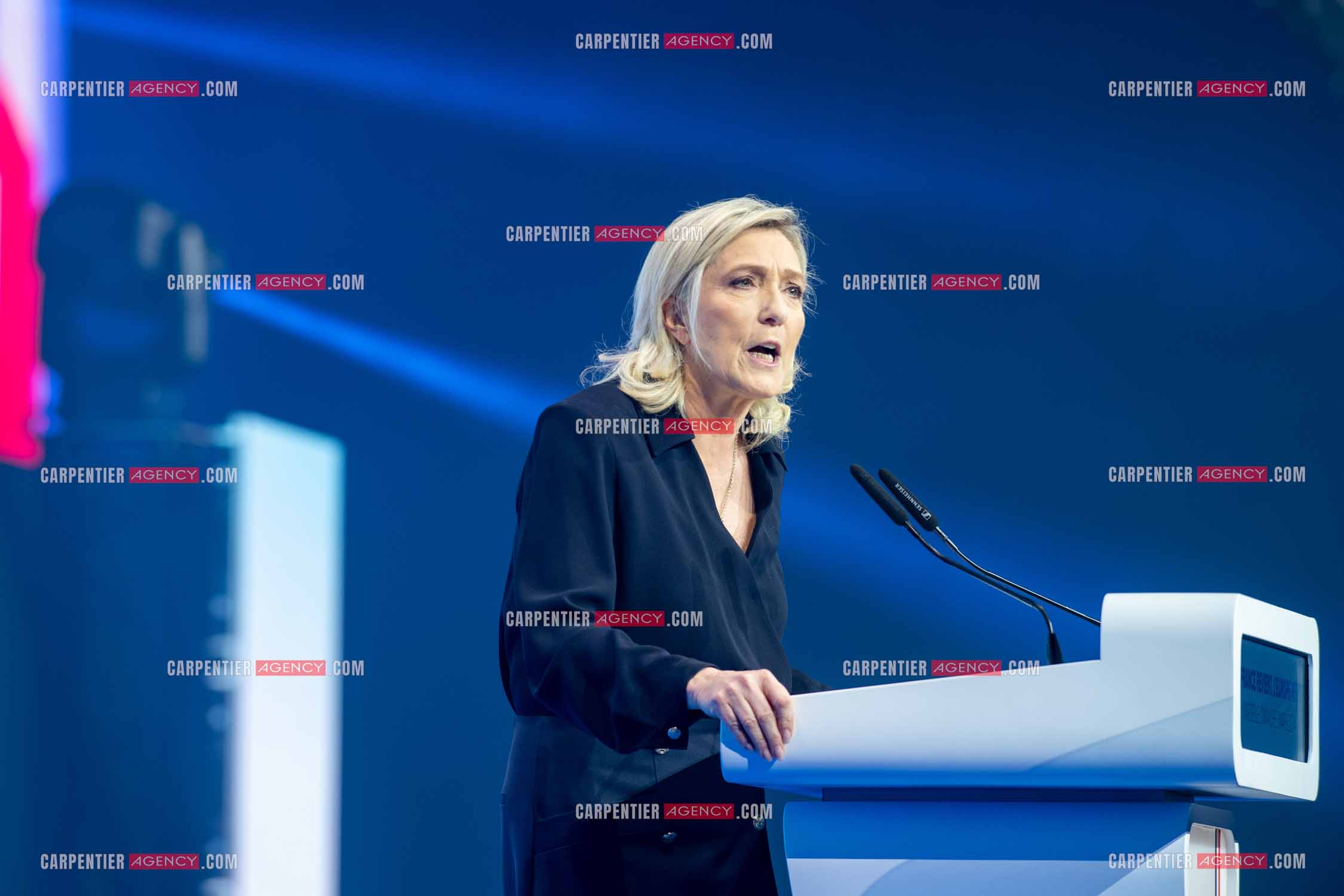 Le président du Rassemblement National Jordan Bardella et Marine Le Pen devant plus de 6000 personnes au parc Chanot à Marseille pour le début de la campagne des élections européennes 2024.