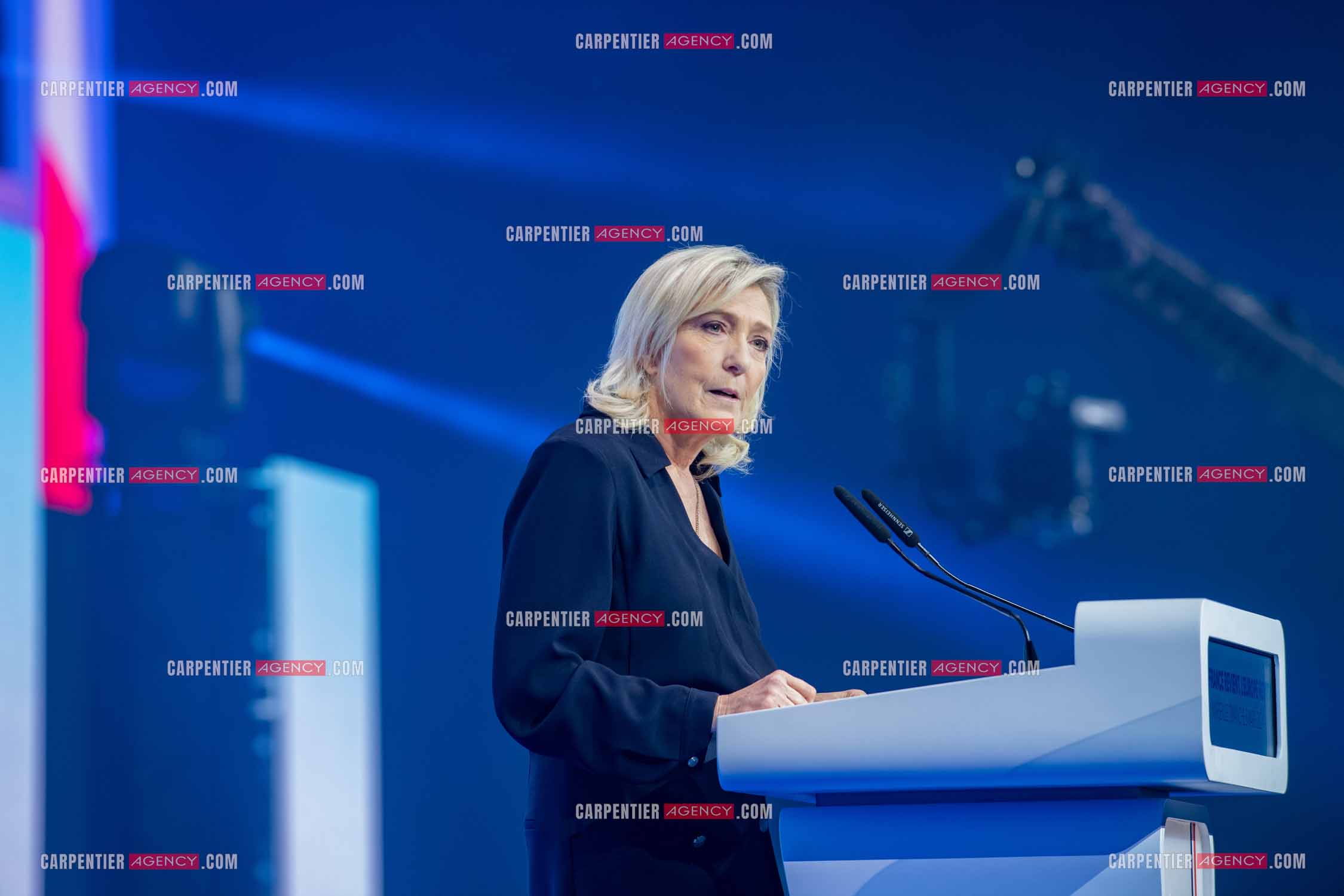 Le président du Rassemblement National Jordan Bardella et Marine Le Pen devant plus de 6000 personnes au parc Chanot à Marseille pour le début de la campagne des élections européennes 2024.