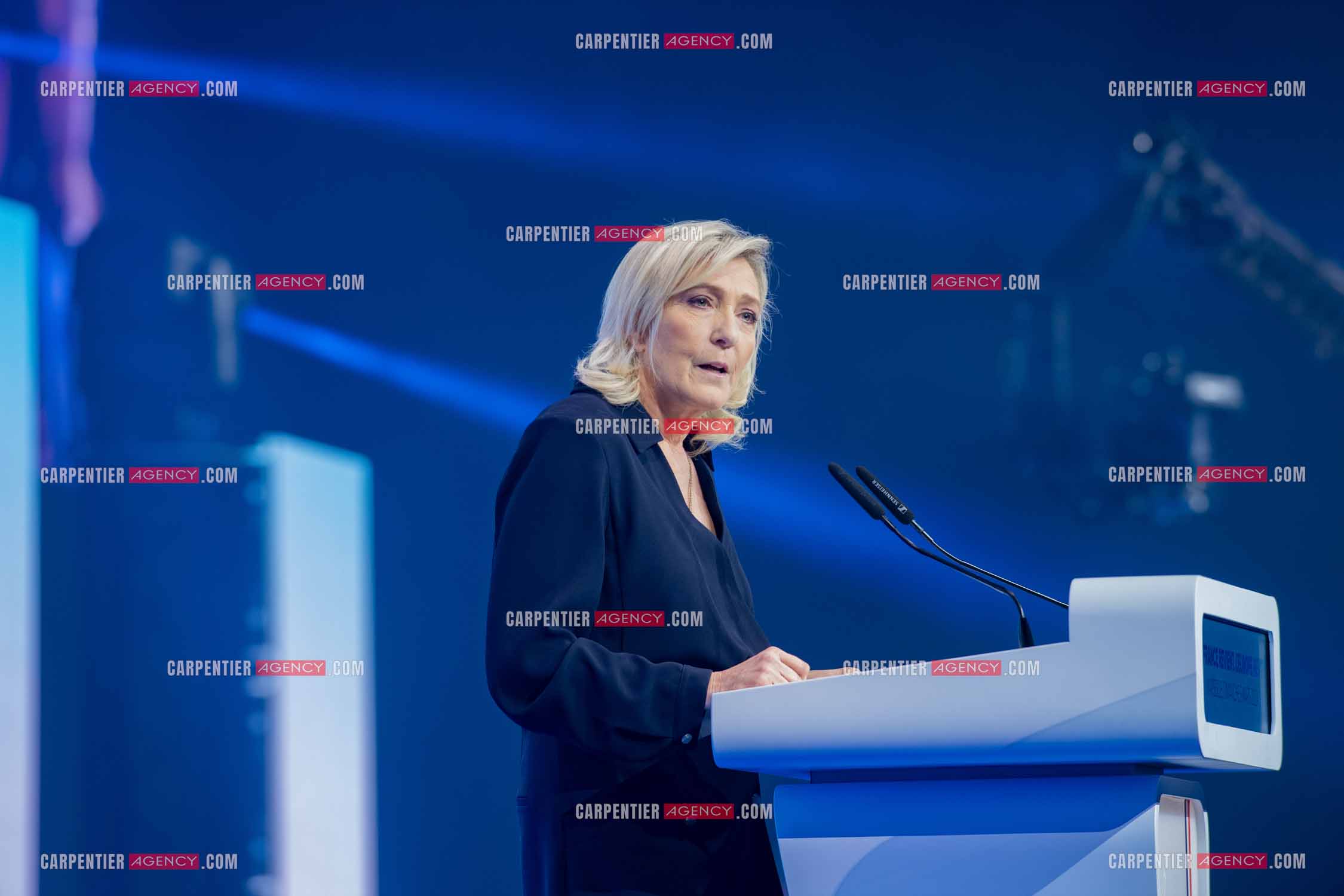 Le président du Rassemblement National Jordan Bardella et Marine Le Pen devant plus de 6000 personnes au parc Chanot à Marseille pour le début de la campagne des élections européennes 2024.