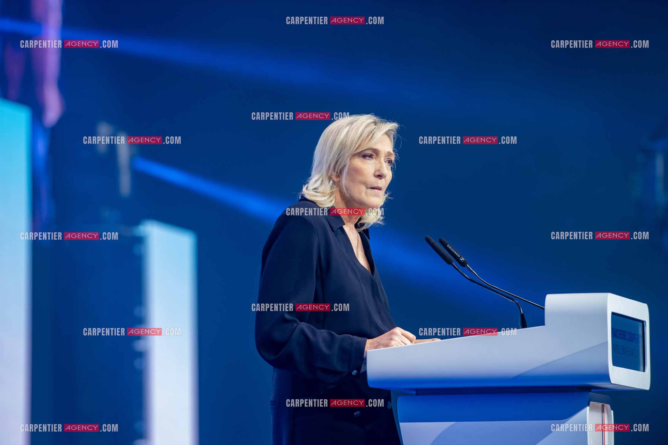 Le président du Rassemblement National Jordan Bardella et Marine Le Pen devant plus de 6000 personnes au parc Chanot à Marseille pour le début de la campagne des élections européennes 2024.