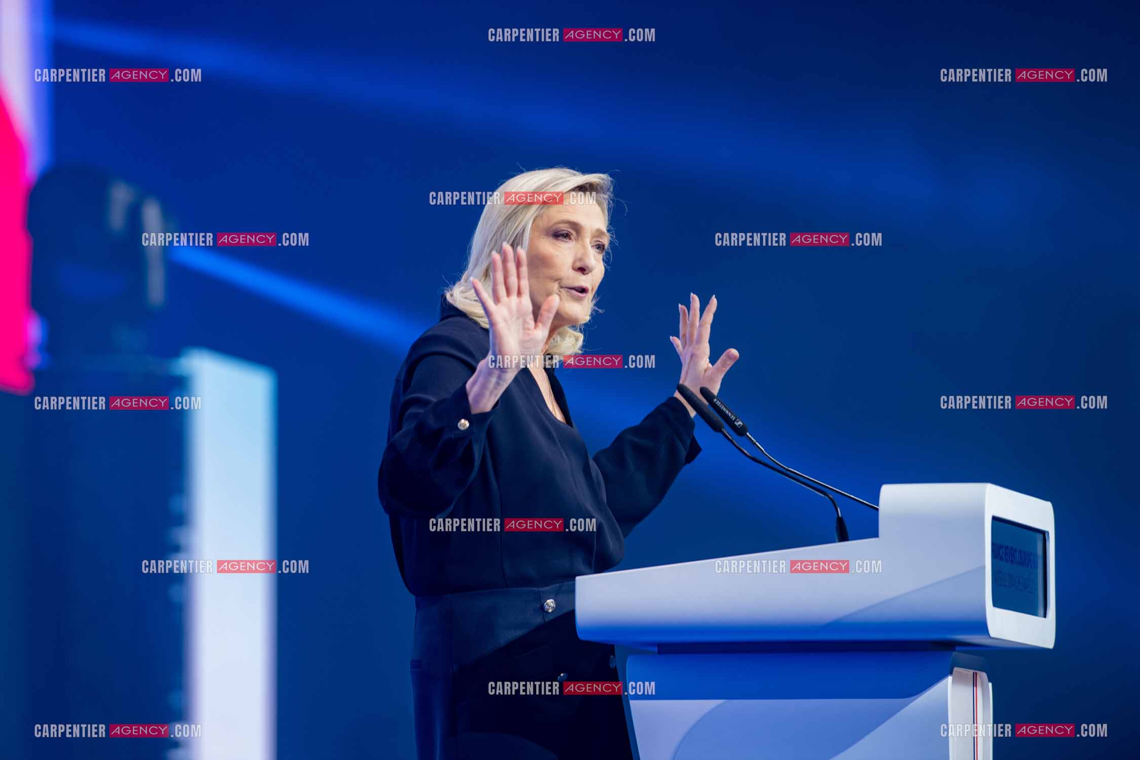 Le président du Rassemblement National Jordan Bardella et Marine Le Pen devant plus de 6000 personnes au parc Chanot à Marseille pour le début de la campagne des élections européennes 2024.