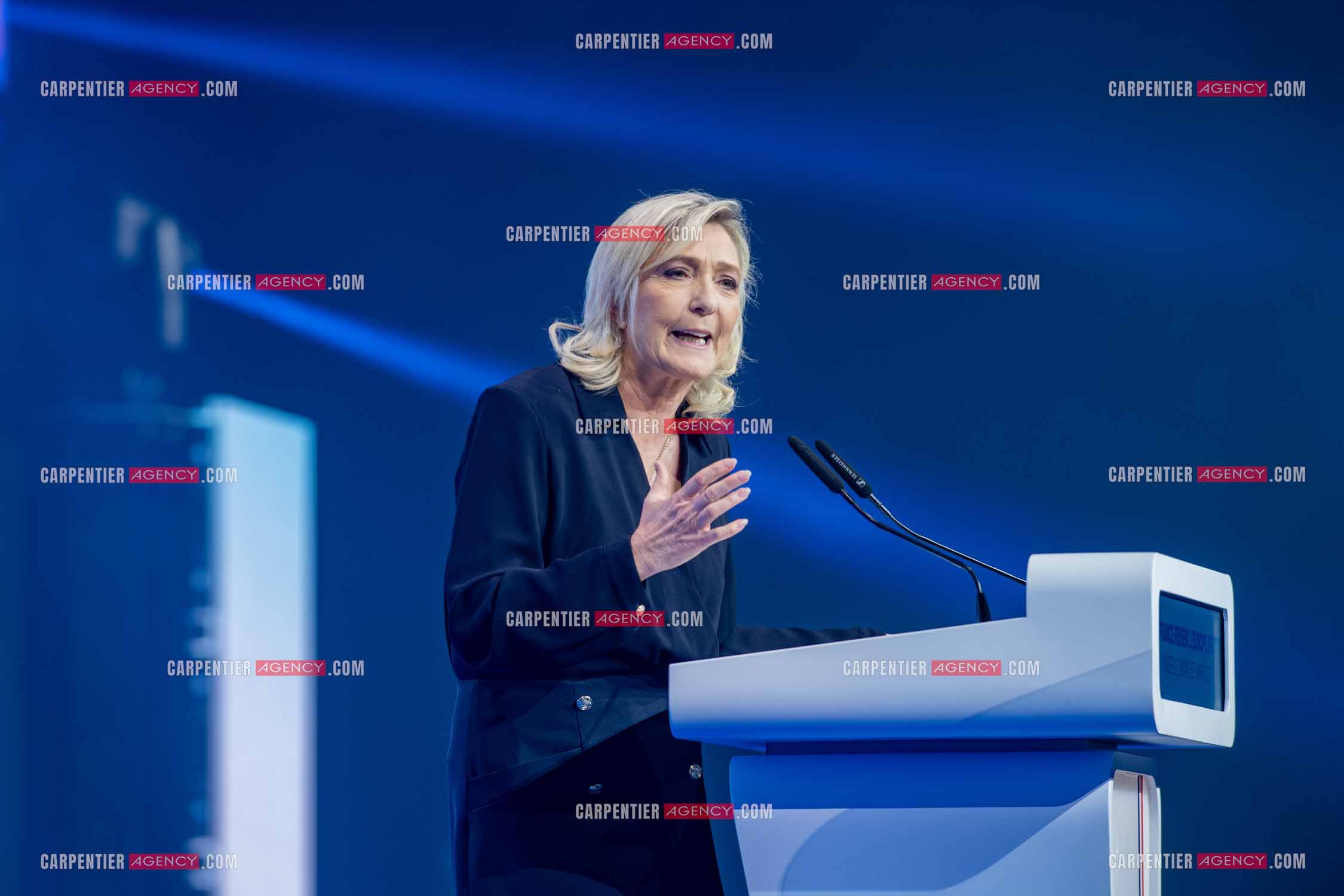 Le président du Rassemblement National Jordan Bardella et Marine Le Pen devant plus de 6000 personnes au parc Chanot à Marseille pour le début de la campagne des élections européennes 2024.