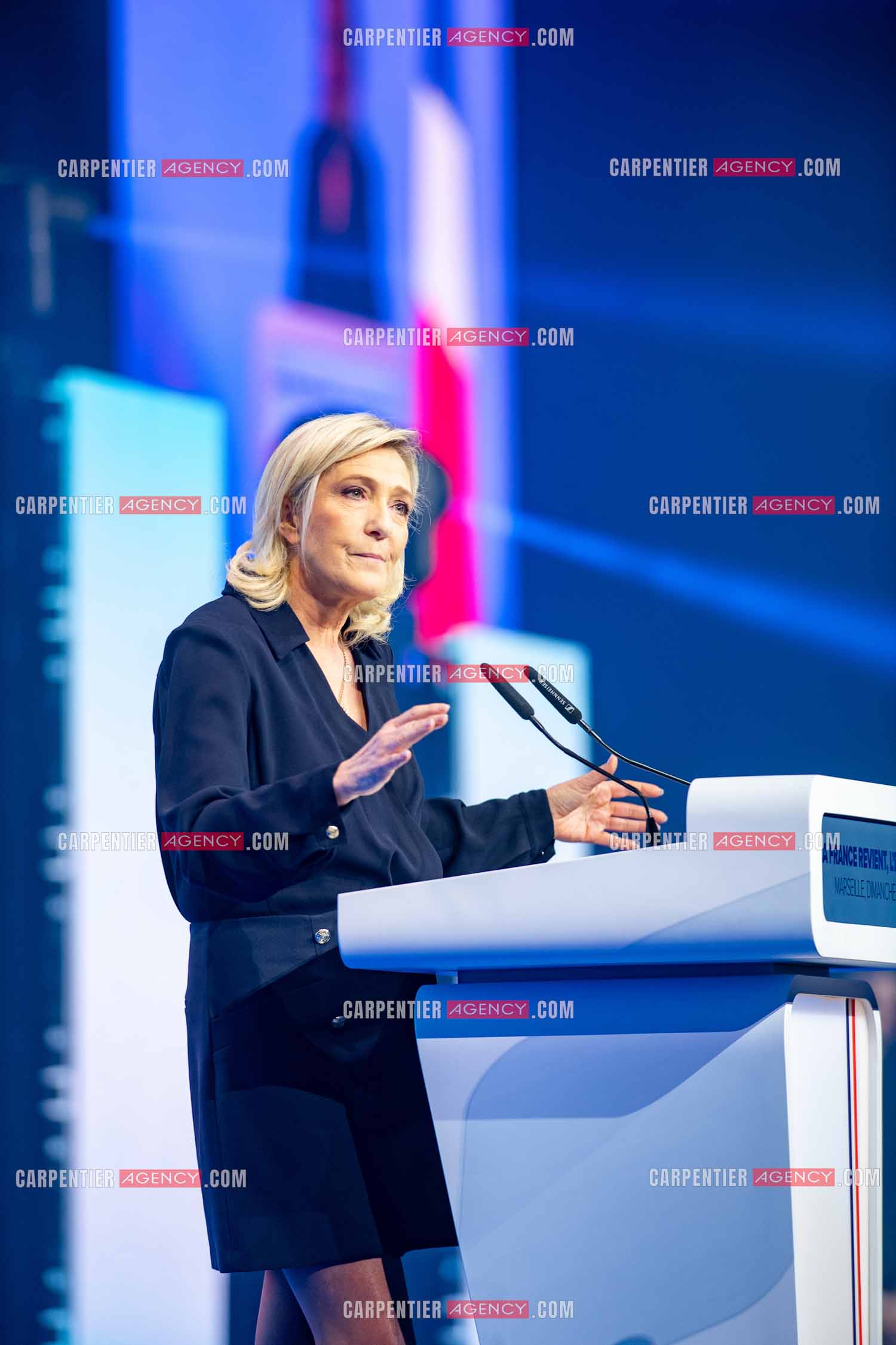 Le président du Rassemblement National Jordan Bardella et Marine Le Pen devant plus de 6000 personnes au parc Chanot à Marseille pour le début de la campagne des élections européennes 2024.