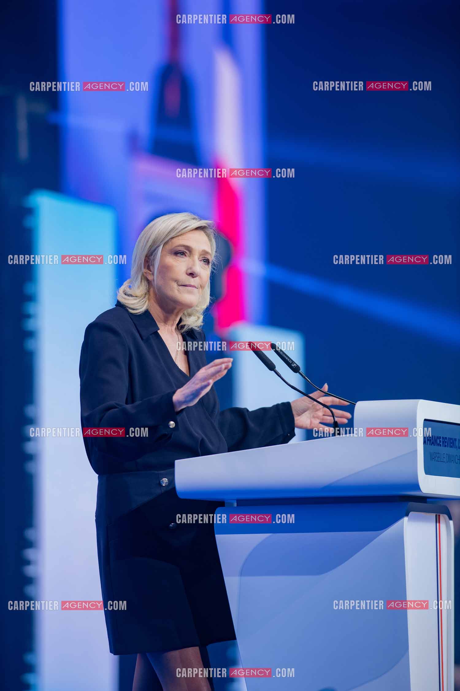 Le président du Rassemblement National Jordan Bardella et Marine Le Pen devant plus de 6000 personnes au parc Chanot à Marseille pour le début de la campagne des élections européennes 2024.