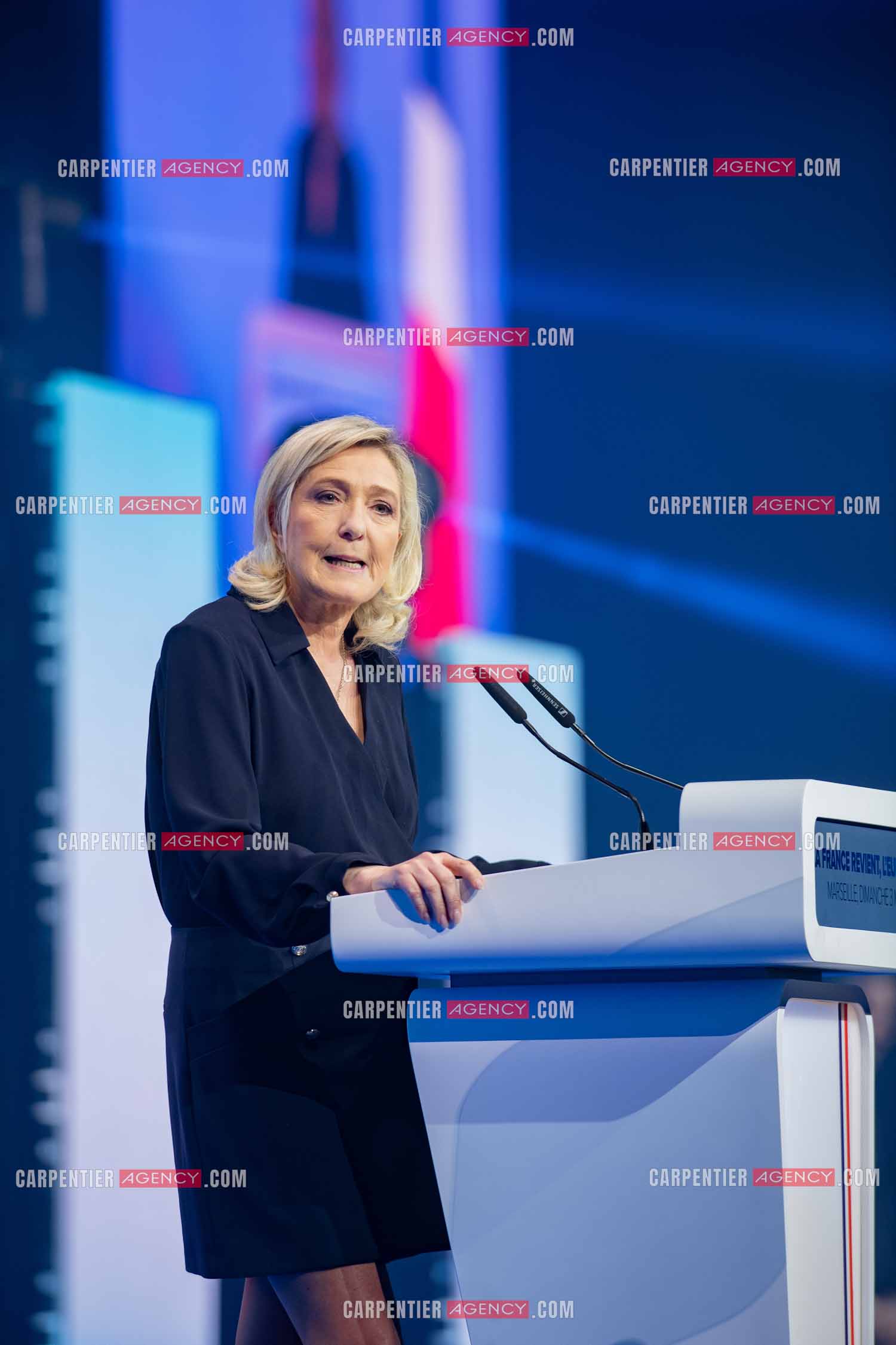 Le président du Rassemblement National Jordan Bardella et Marine Le Pen devant plus de 6000 personnes au parc Chanot à Marseille pour le début de la campagne des élections européennes 2024.