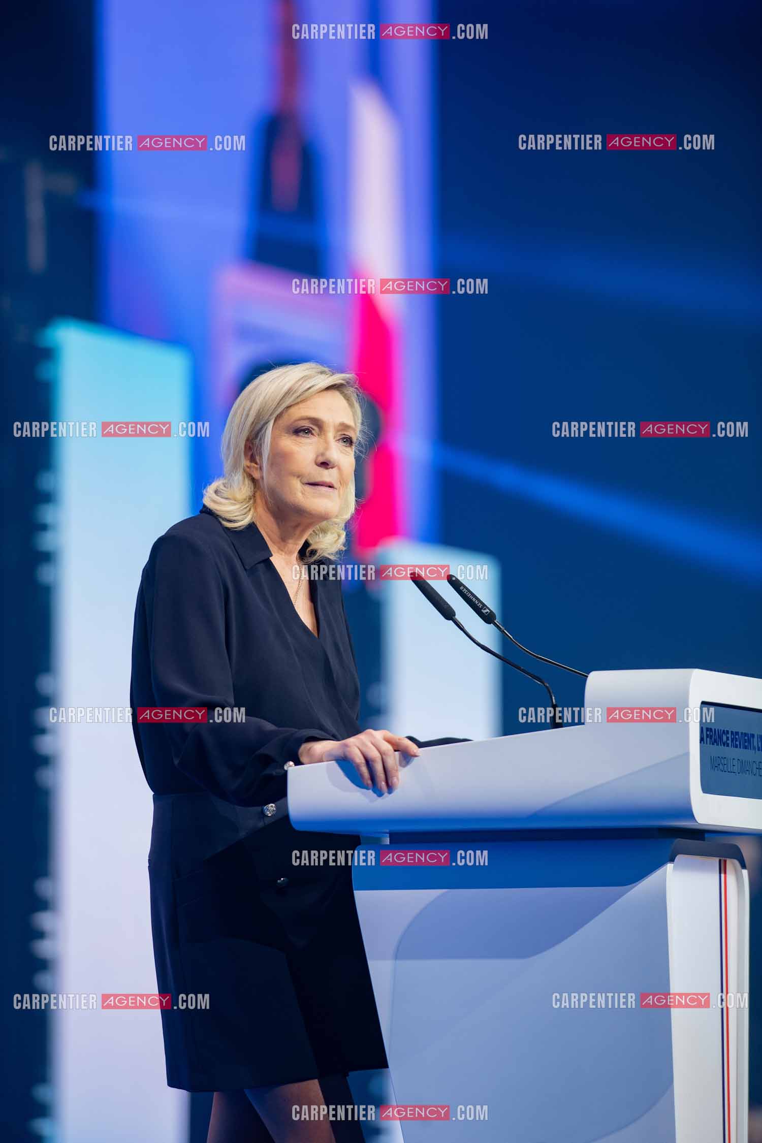 Le président du Rassemblement National Jordan Bardella et Marine Le Pen devant plus de 6000 personnes au parc Chanot à Marseille pour le début de la campagne des élections européennes 2024.