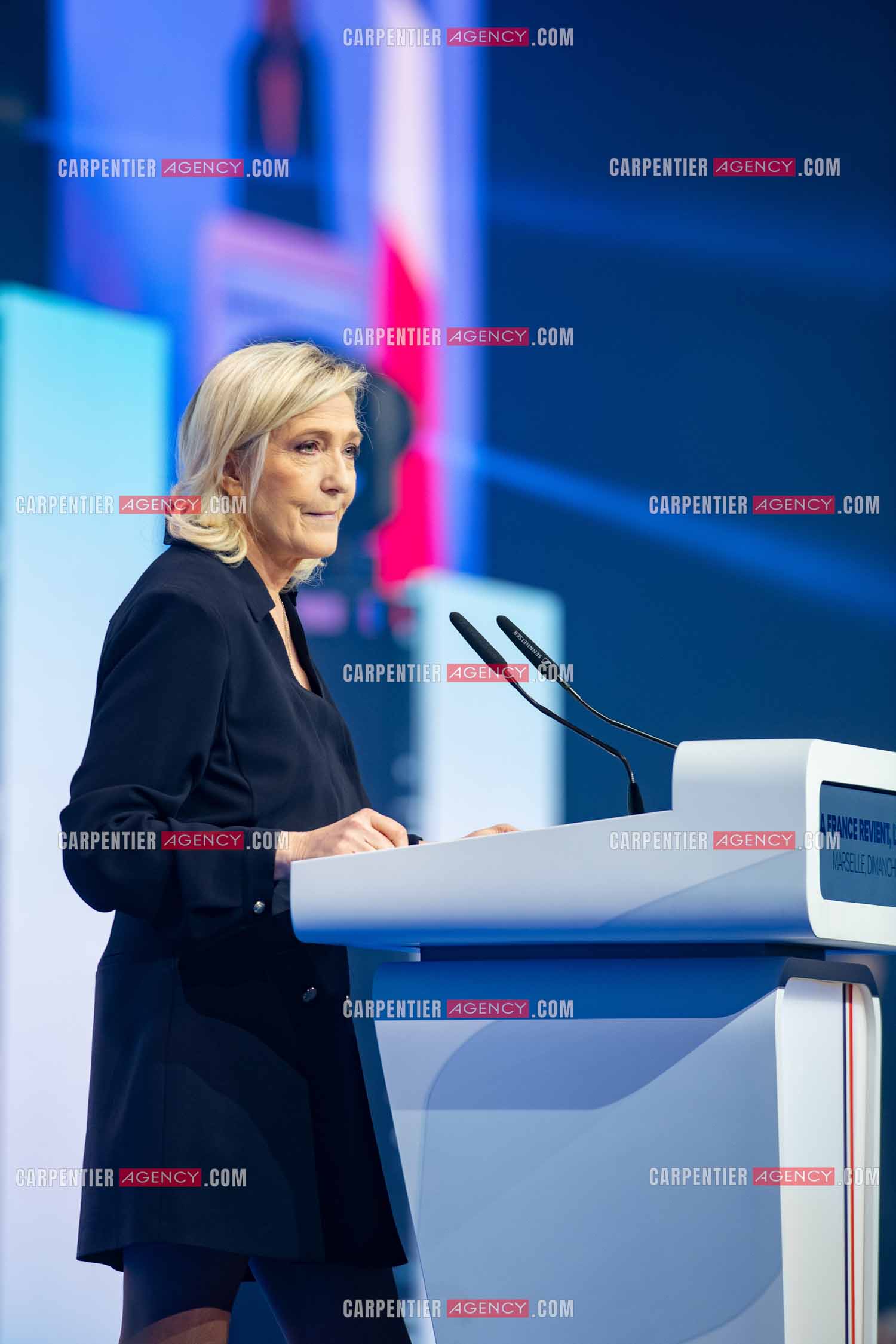 Le président du Rassemblement National Jordan Bardella et Marine Le Pen devant plus de 6000 personnes au parc Chanot à Marseille pour le début de la campagne des élections européennes 2024.
