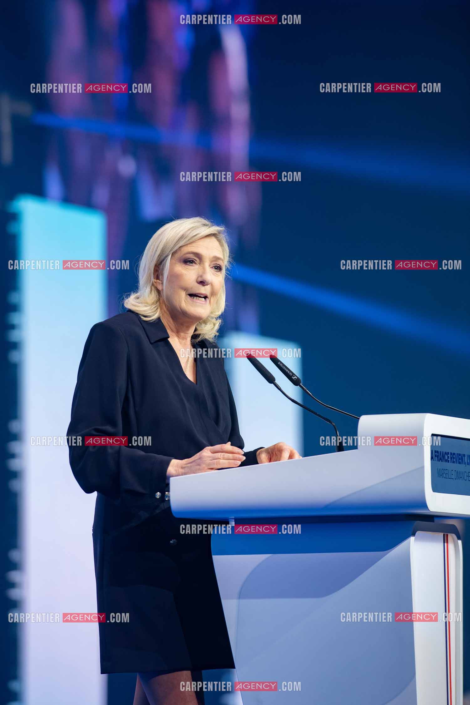 Le président du Rassemblement National Jordan Bardella et Marine Le Pen devant plus de 6000 personnes au parc Chanot à Marseille pour le début de la campagne des élections européennes 2024.