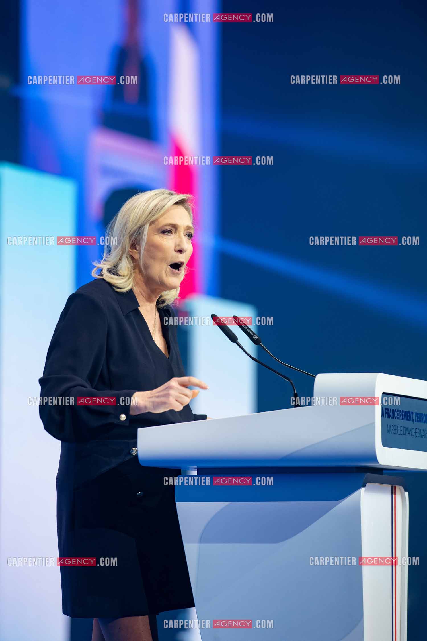 Le président du Rassemblement National Jordan Bardella et Marine Le Pen devant plus de 6000 personnes au parc Chanot à Marseille pour le début de la campagne des élections européennes 2024.